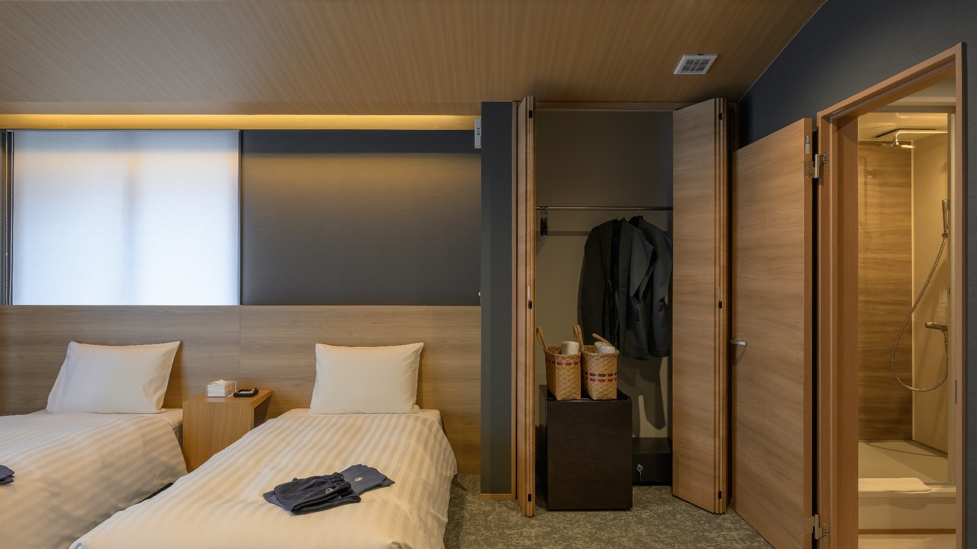 [Superior Twin] Ample storage space to keep your travel luggage organized.