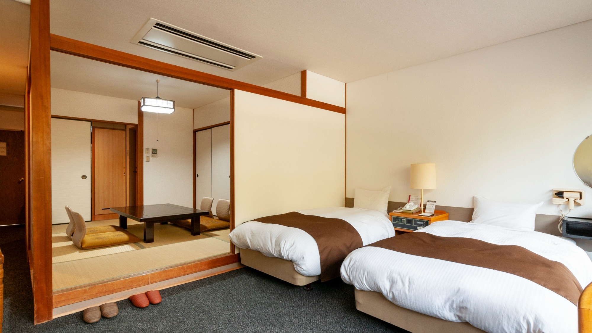 니시칸 화양실【버스・화장실 첨부】인원수에 따라, 침대 2대와 일본식 방에 이불을 준비할 수 있습니다.