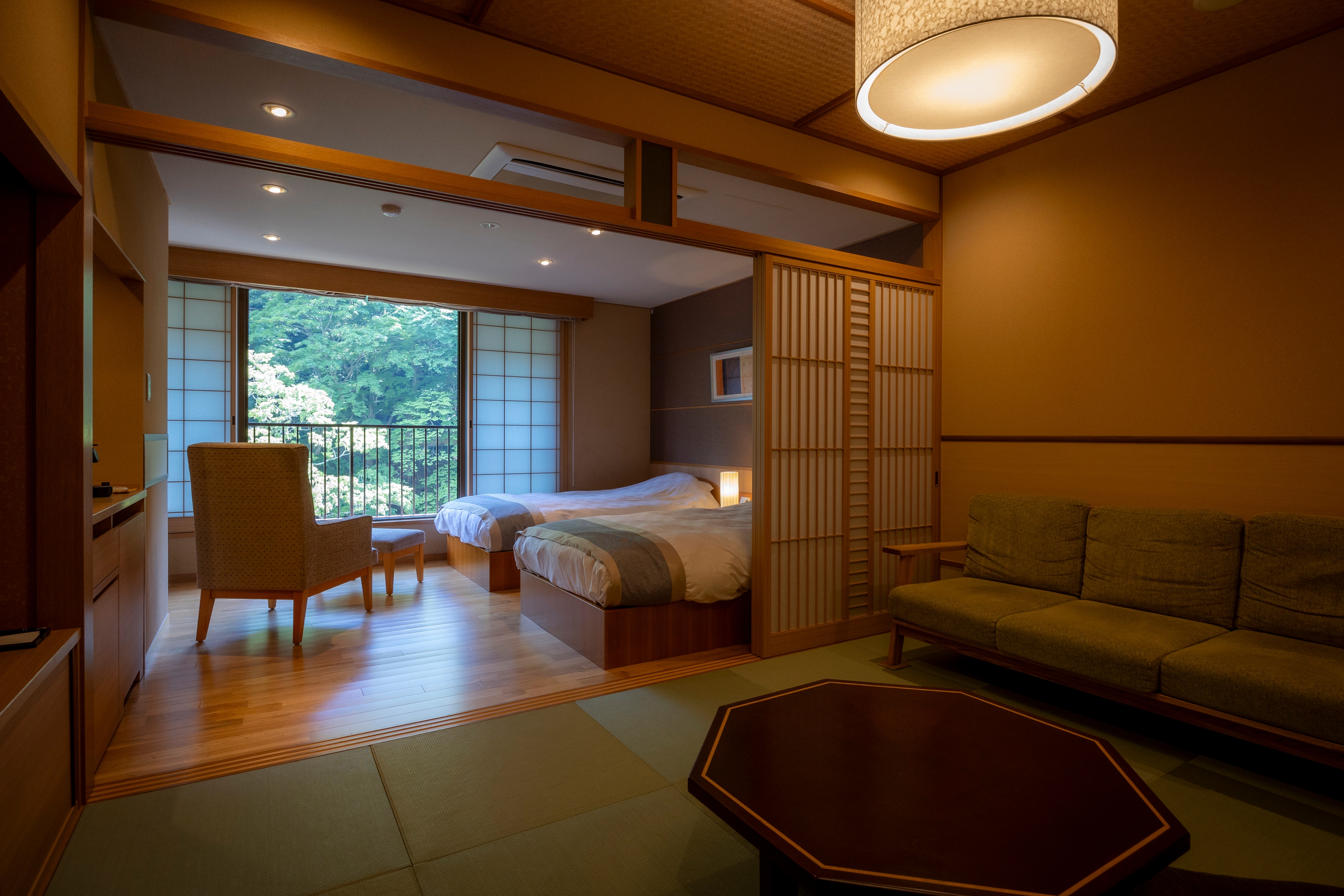 Modern Japanese-Western style room with 16 tatami mats [Kaga]