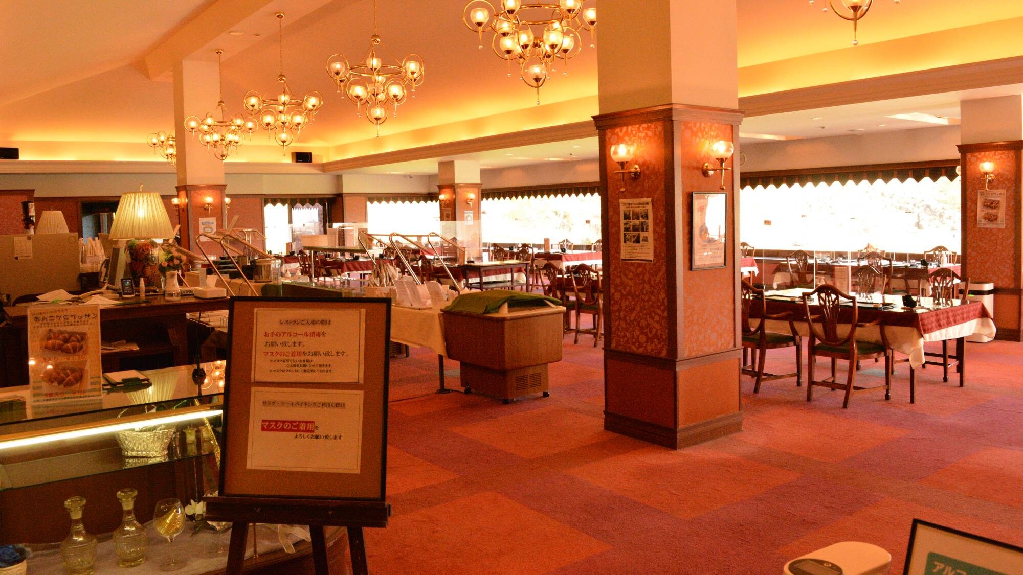 ・[Restaurant] Dinner and breakfast are served at the clubhouse restaurant.