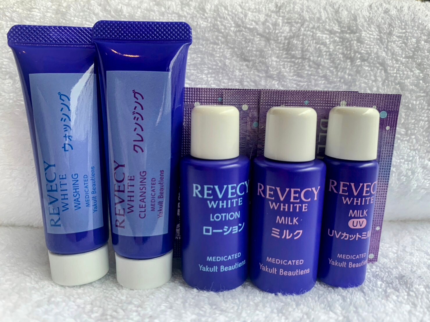 Bộ mỹ phẩm Yakult đi kèm