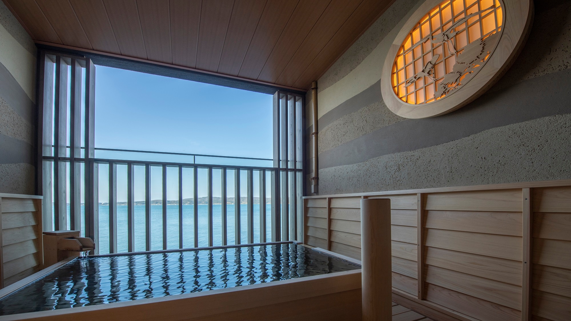 [Example of a private open-air bath] A relaxing open-air bath made of cypress