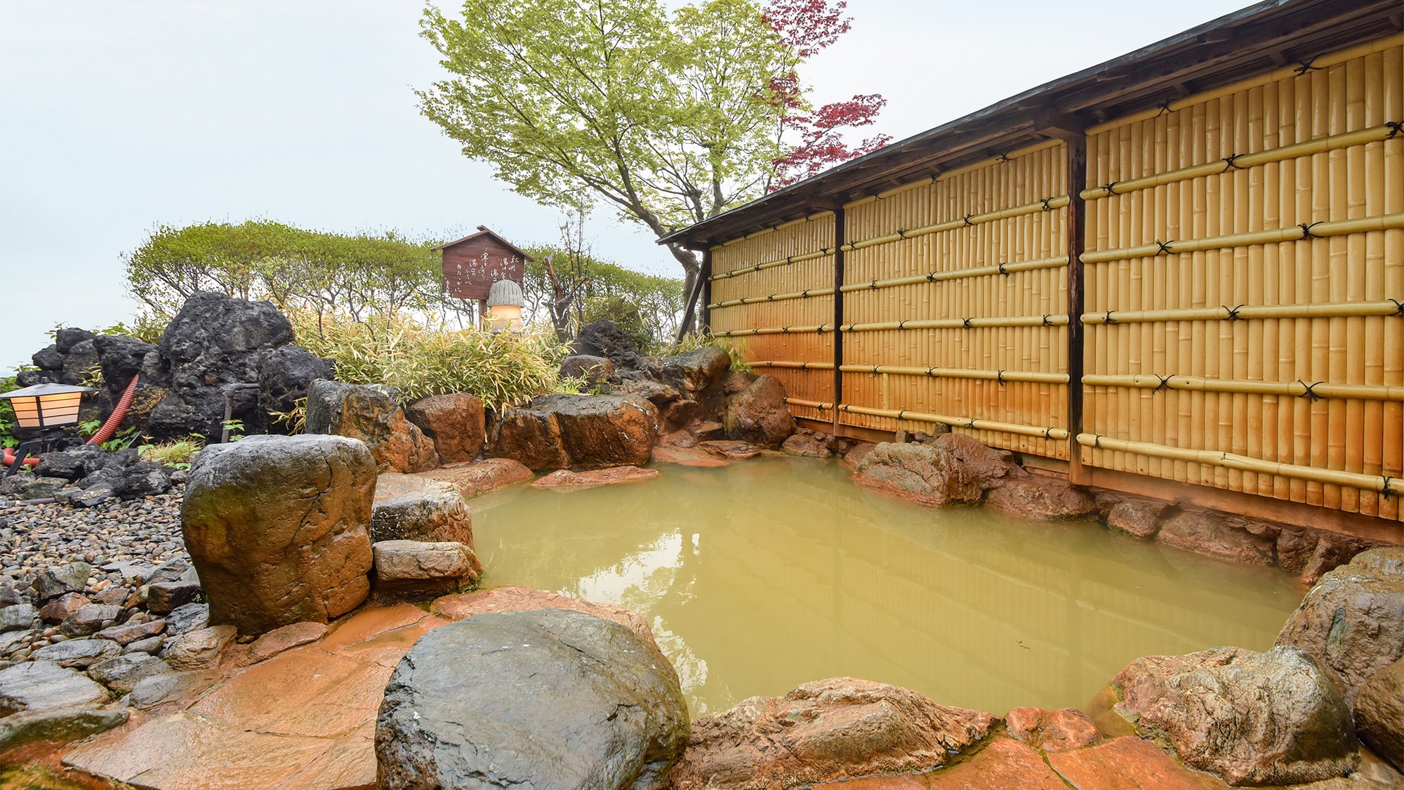 * [Open-air bath] Large communal bath: Nagame-no-Yu * Golden hot water is poured from the source *