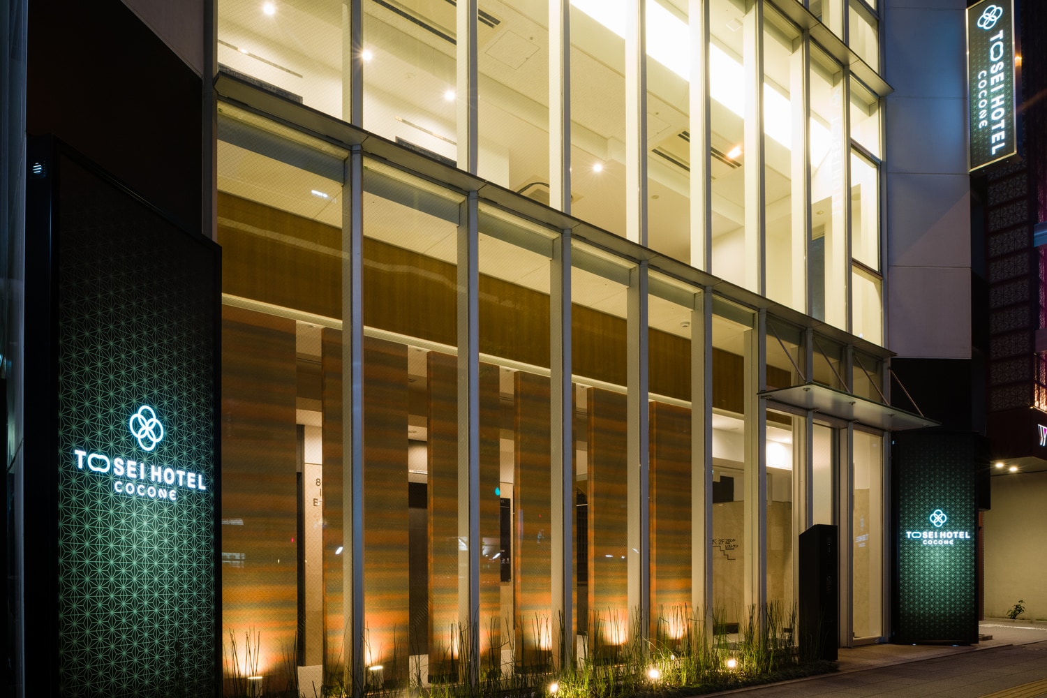 โรงแรมด้านหน้ากระจกหันหน้าไปทางถนนโชวะ