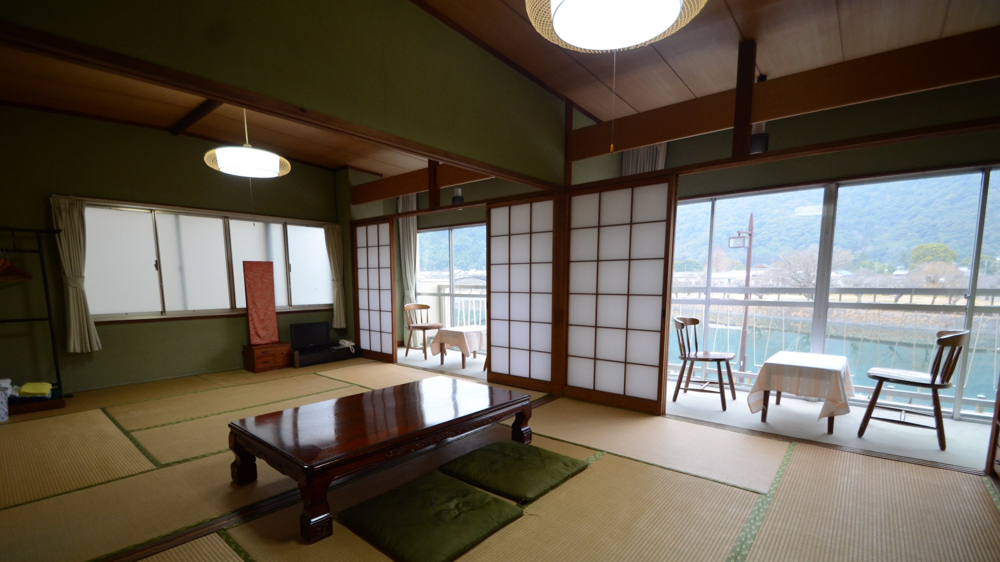 *[Example of a 15 tatami Japanese-style room] Two rooms connected together. Please relax and unwind.