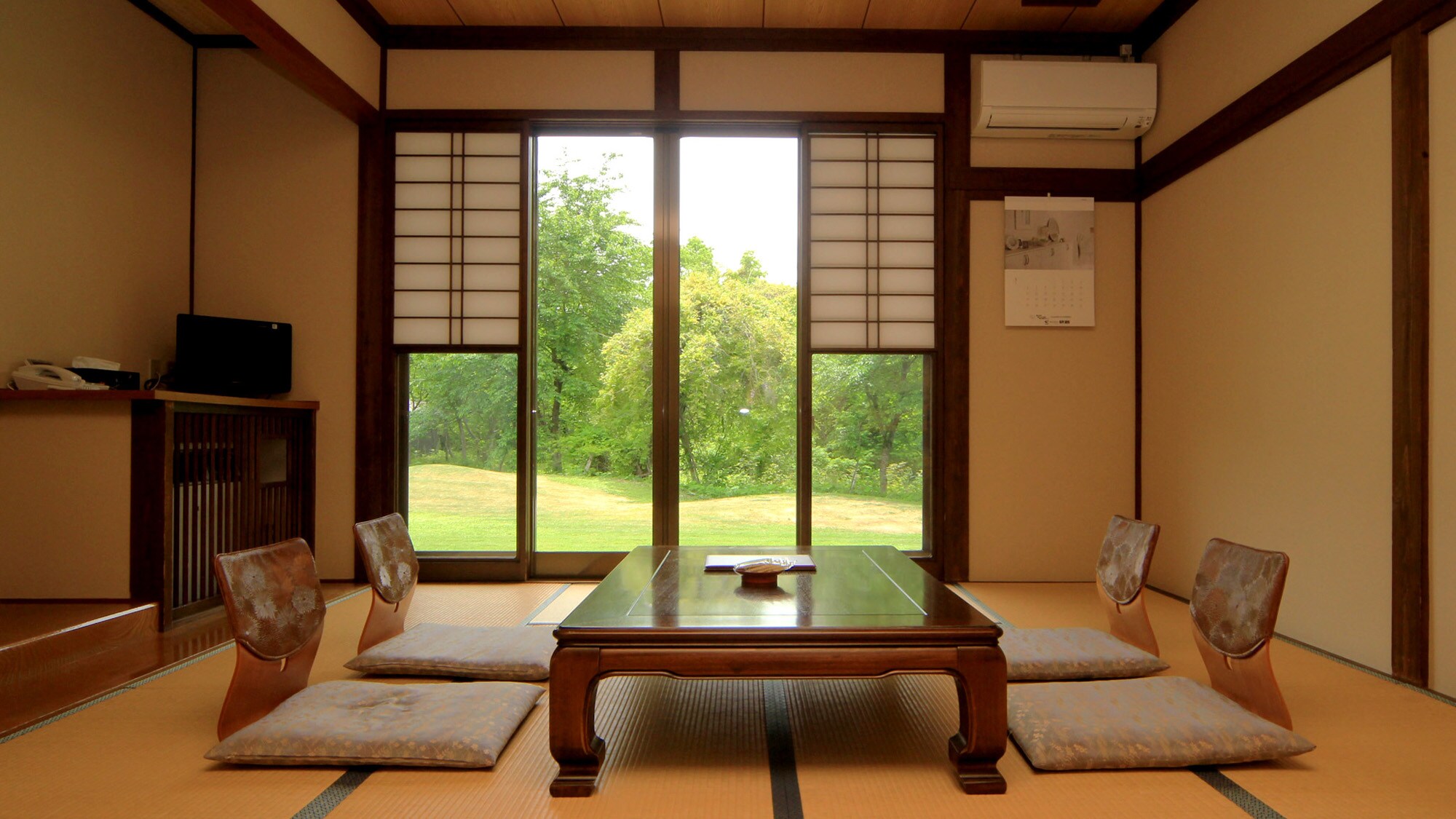[Example of guest room: 10 tatami mats] You can relax while enjoying the seasonal scenery from your room.