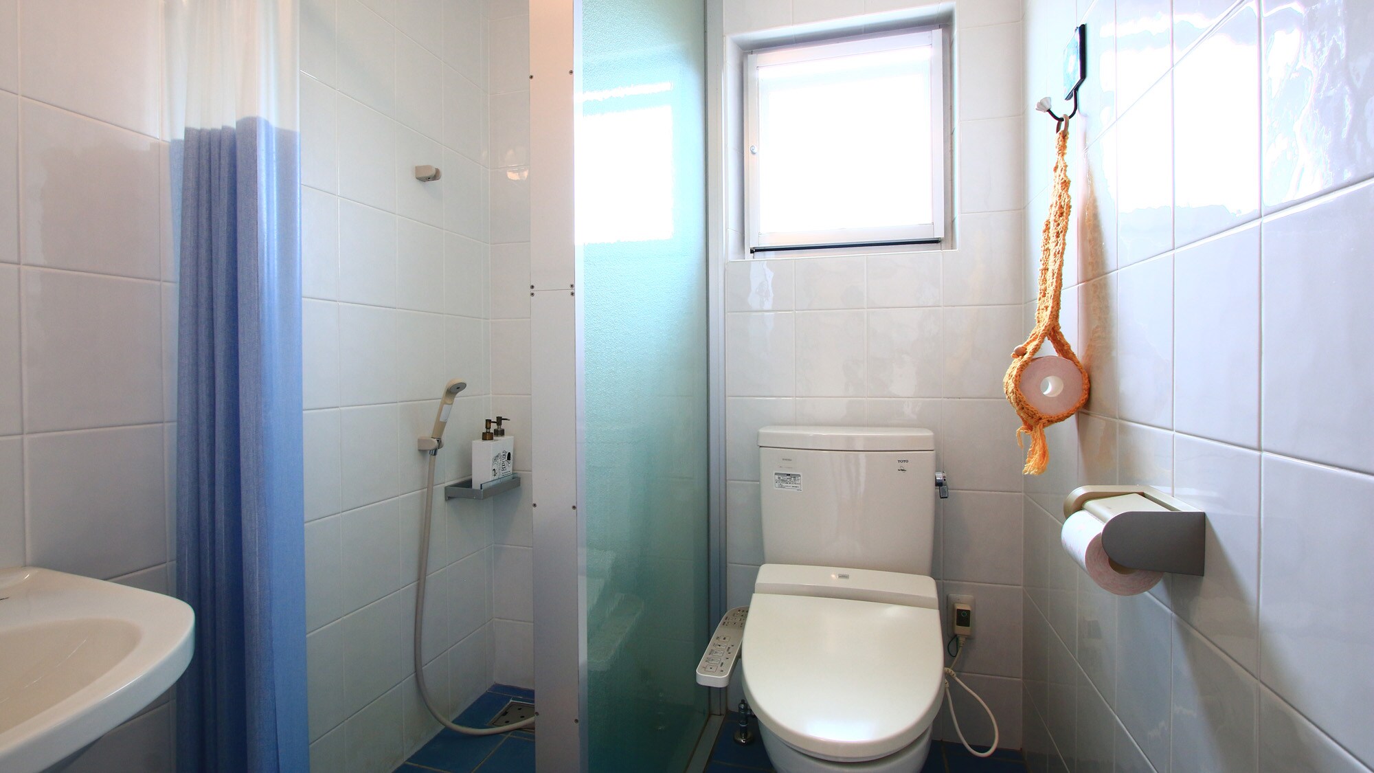 Tucan (Japanese-style room, 6 tatami mats) Shower and toilet