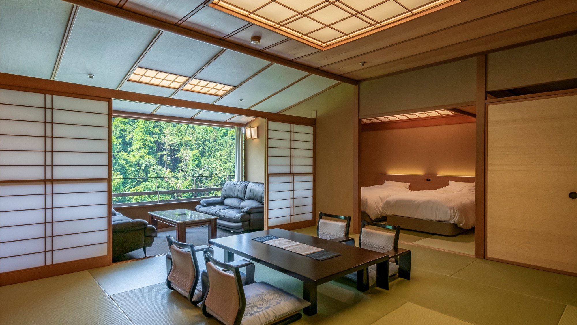 Renewal in January 2019. A Japanese-Western style room with twin beds in one of the two-room rooms