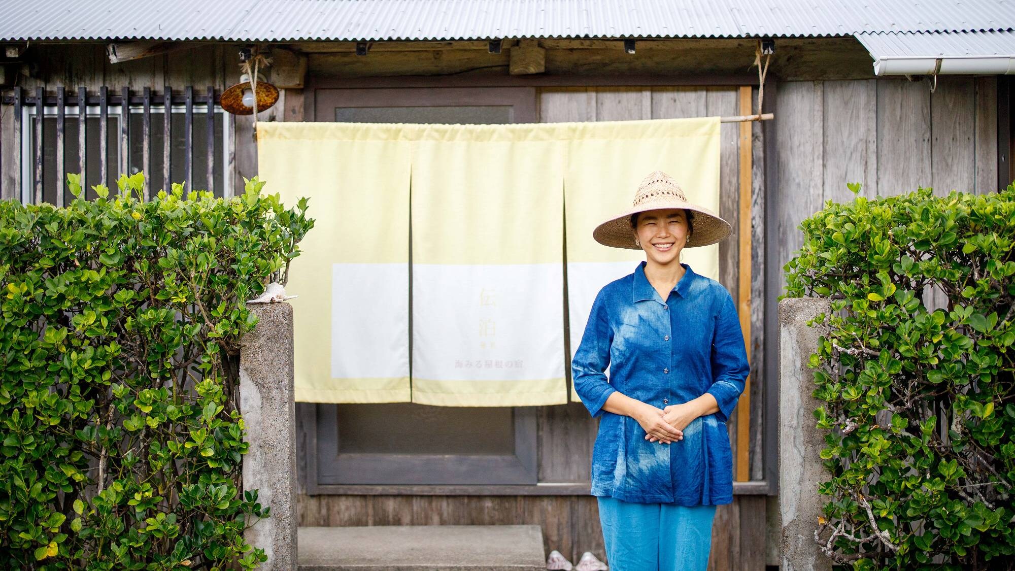 <Inn with a roof that looks like the sea> Exterior: We look forward to welcoming you under the blue sky of Kakeroma.