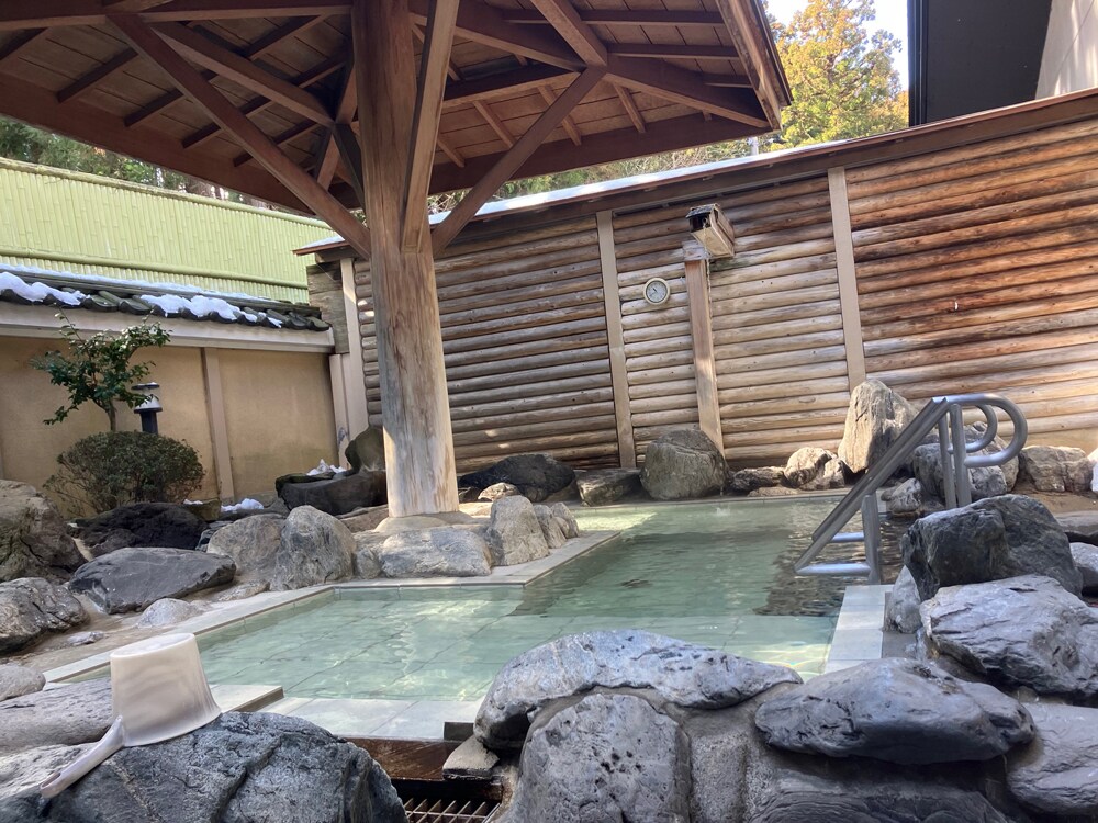 New open-air bath/Relieve the stiffness in your shoulders and back in the "cascading water" that flows from the abundant hot spring.