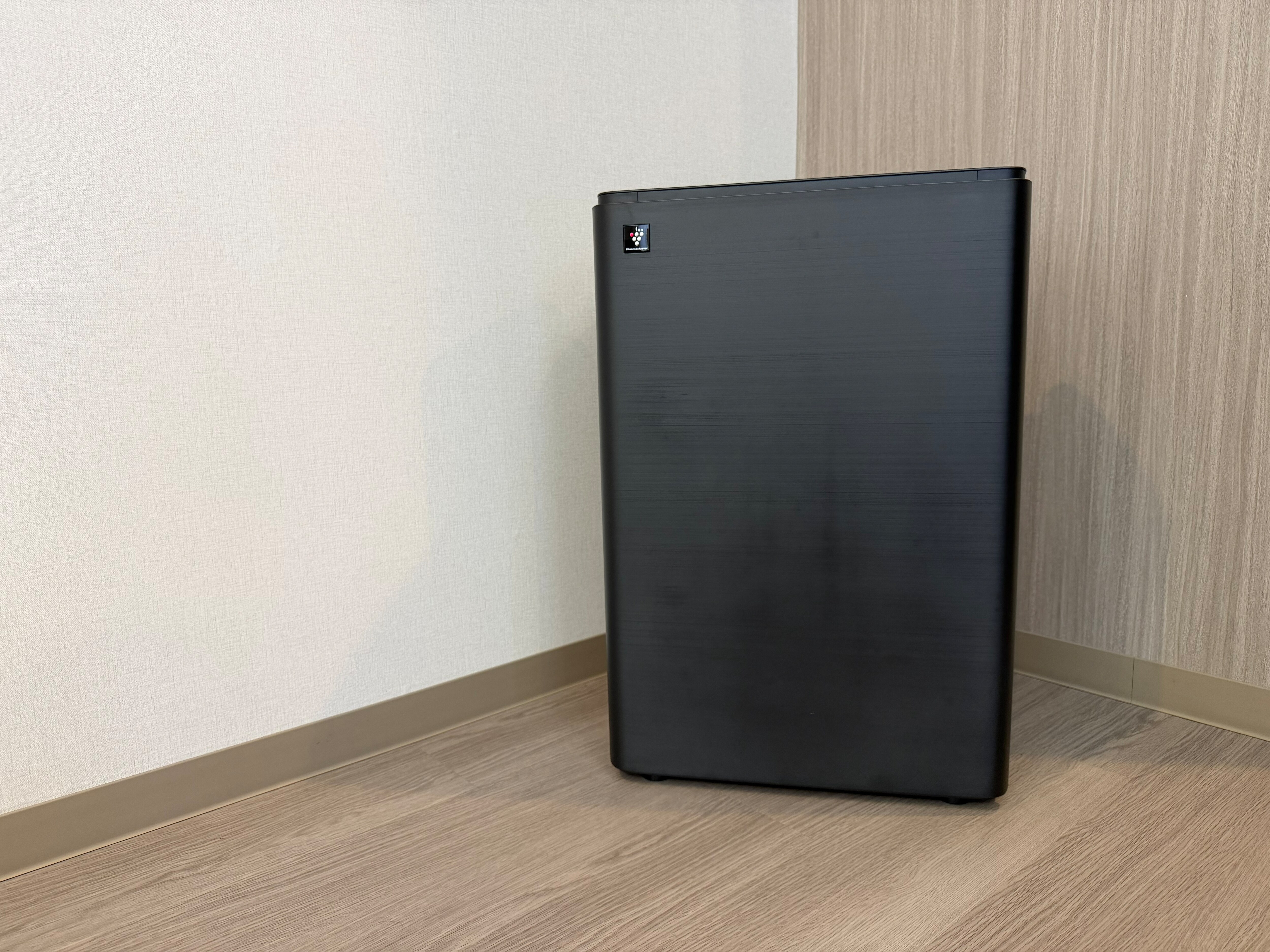 Air purifier with humidifying function