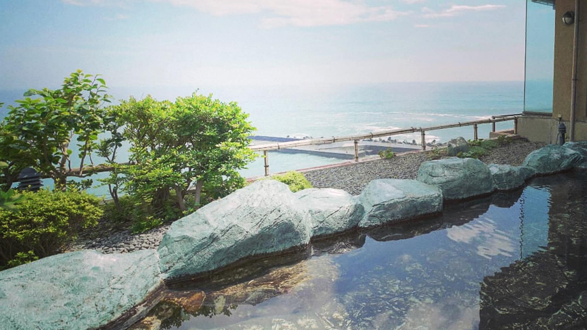 A hot spring from a private source, an open-air bath for men, "Aoi" of Shikainami