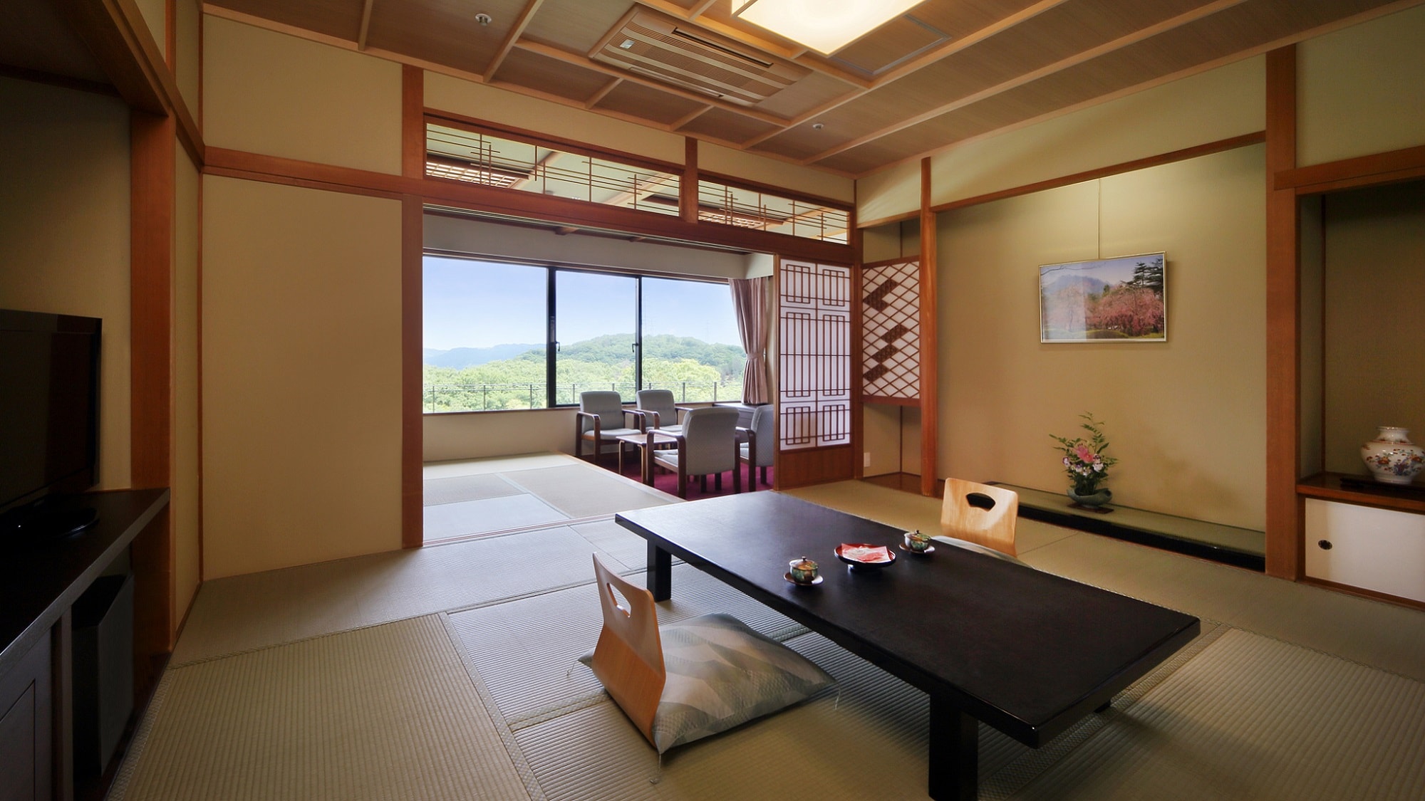 Enjoy the unique view from Ryokusuitei! A spacious Japanese-style room with 10 tatami mats and 4.5 tatami mats