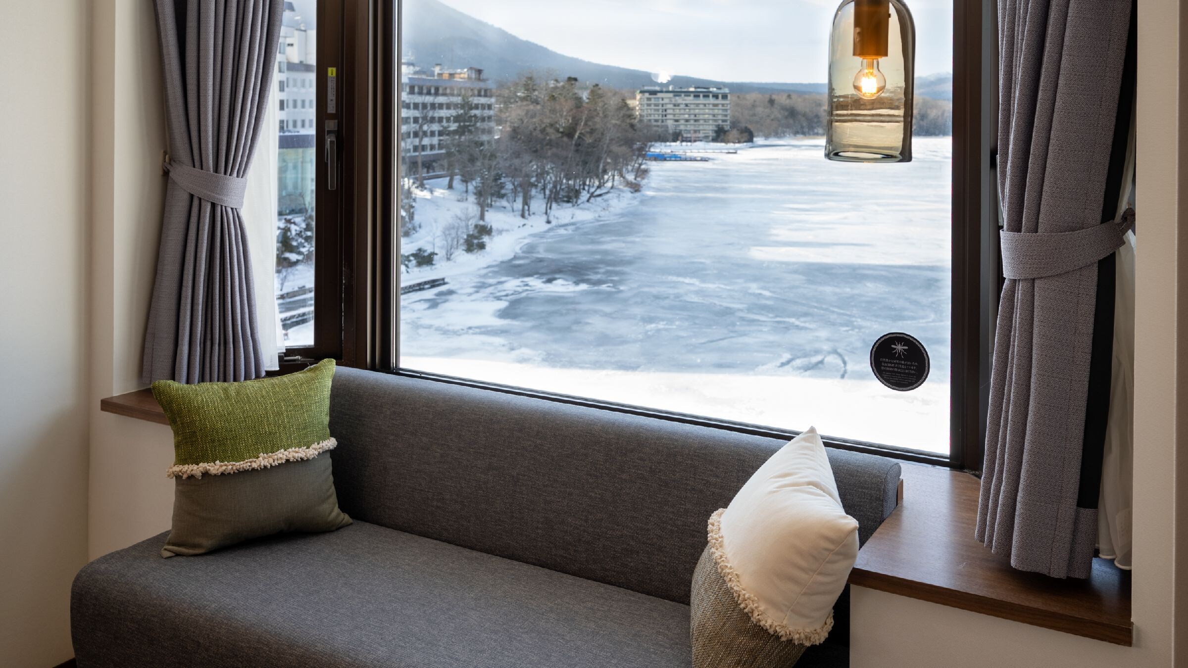 【湖边】DX双床房（冬季）/从窗户可以欣赏到阿寒湖的大自然。
