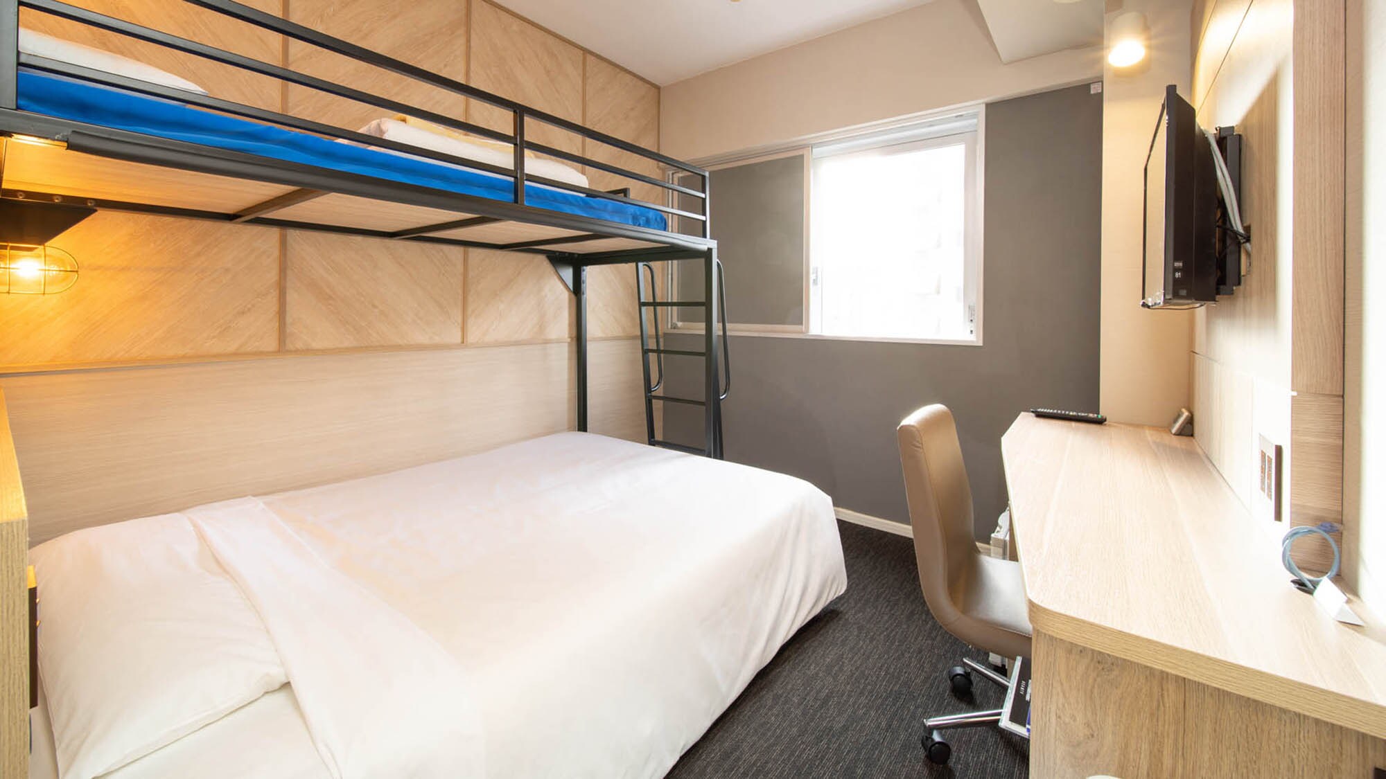 Kamar ini dilengkapi dengan tempat tidur tingkat.