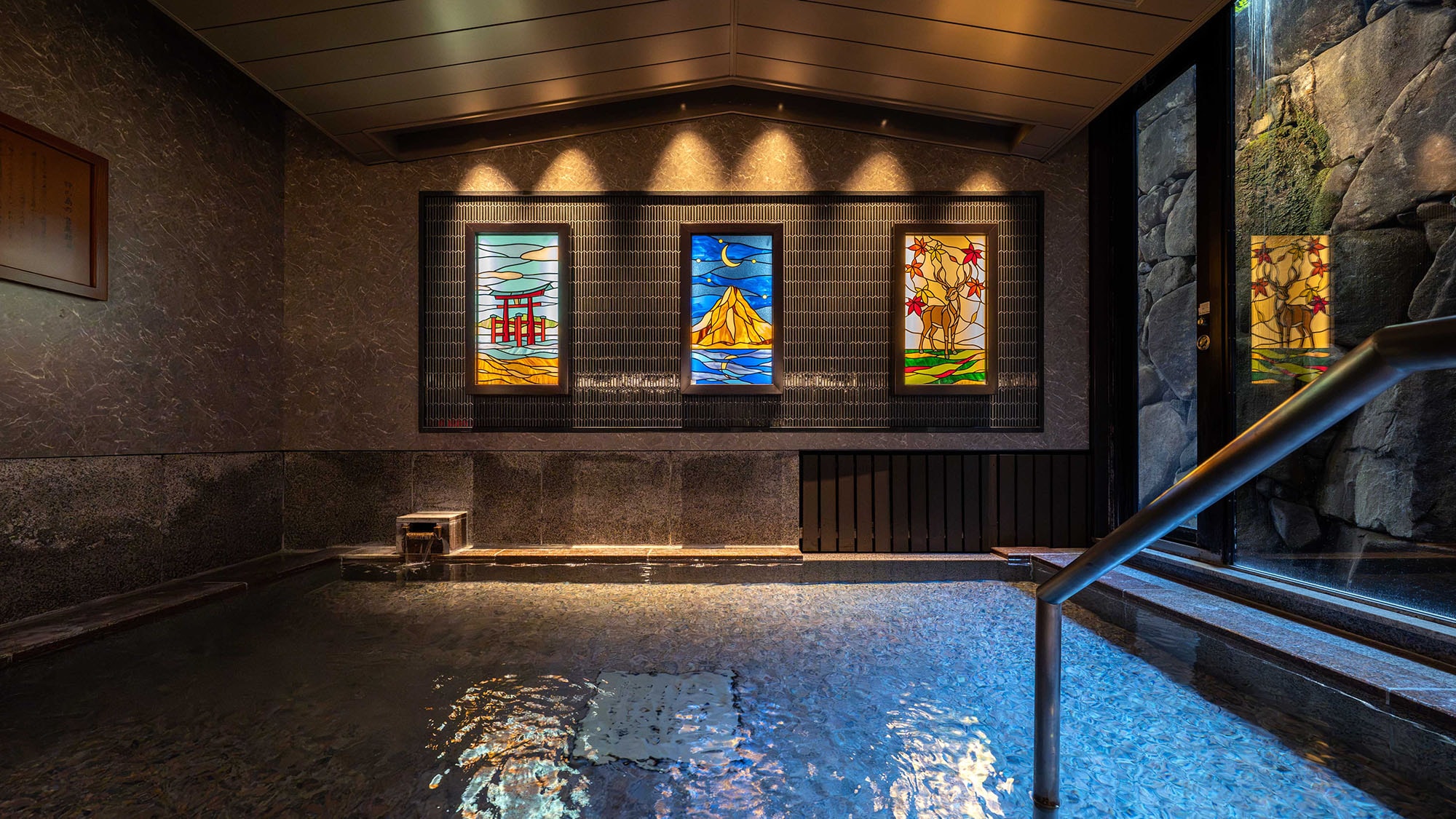 [Nhà tắm công cộng lớn "Kokon no Yu" - Suối nước nóng Miyajima Shioyu Onsen] Những bức tranh kính màu lấy cảm hứng từ Miyajima tô điểm cho mặt nước.