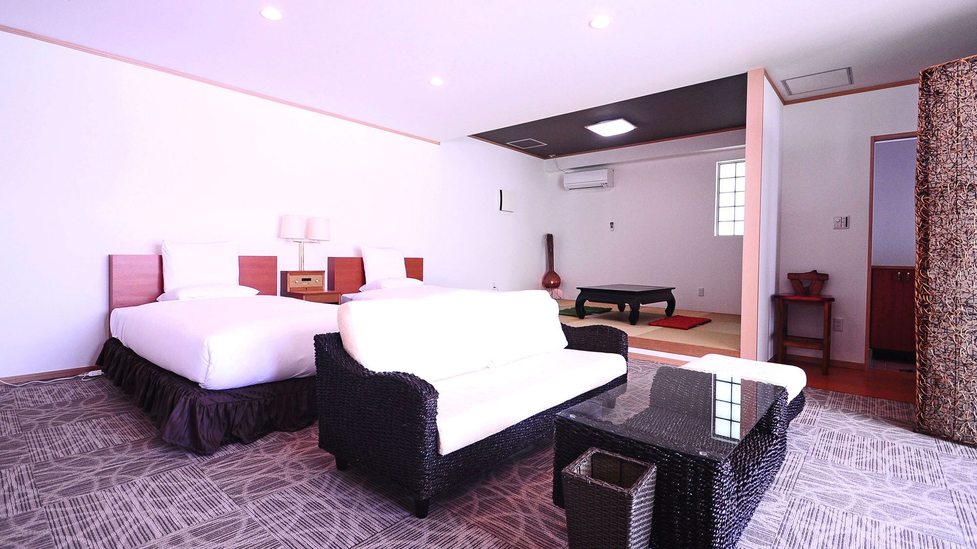 Shishimori [Basement Bedroom] This room is comfortable and relaxing, with a sofa and a Japanese-style room.