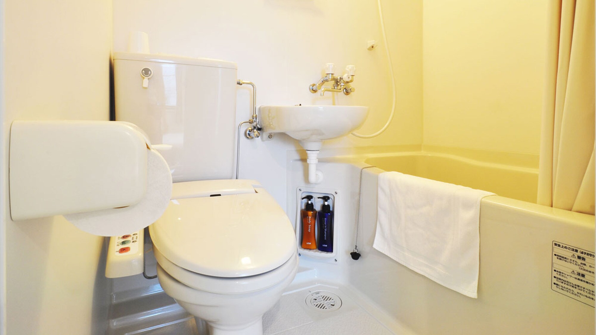 [Kamar ganda] Kamar mandi dengan bathtub.