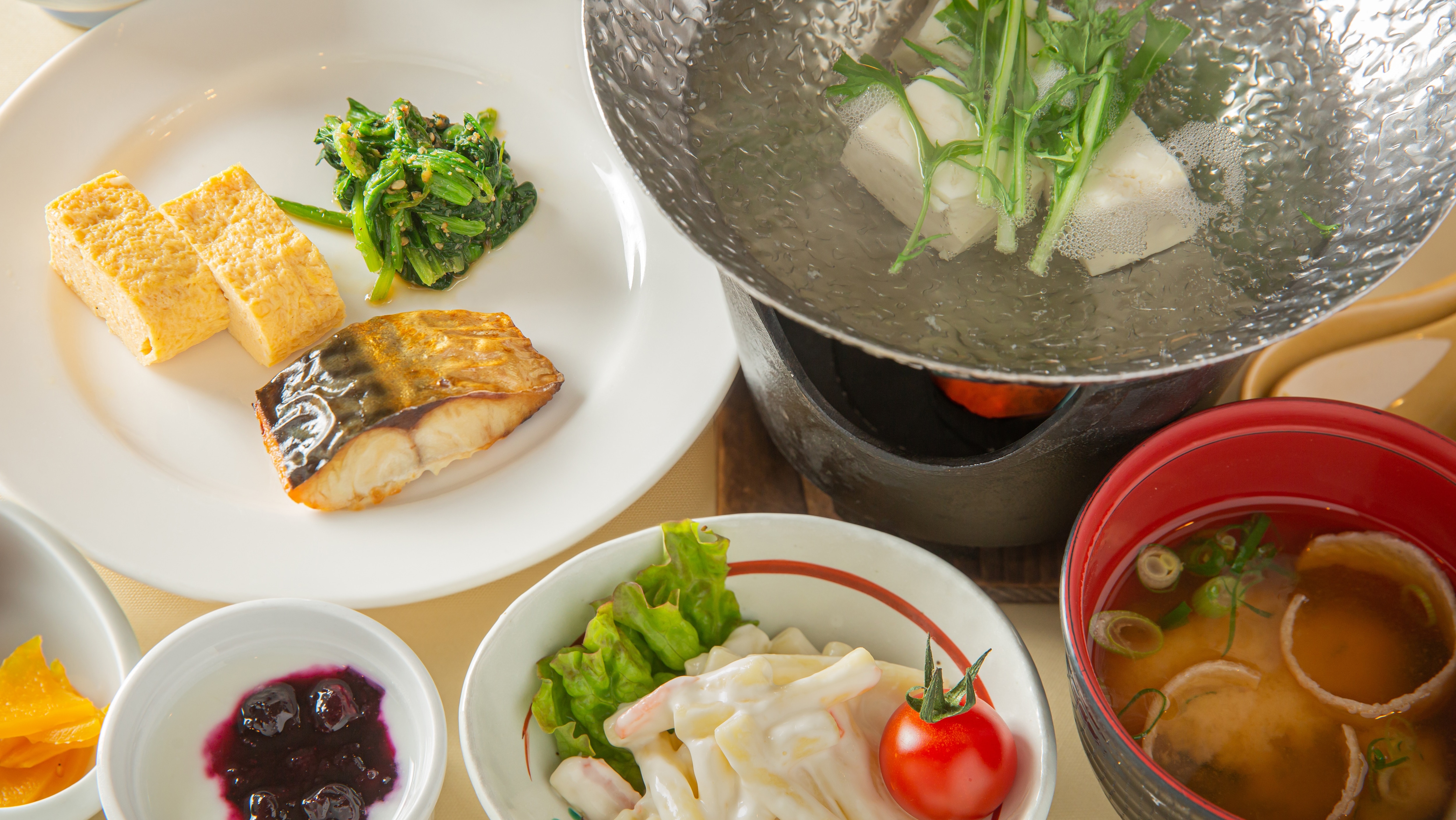 [Contoh sarapan] Sarapan standar Jepang seperti telur, ikan bakar, sup miso, dll.
