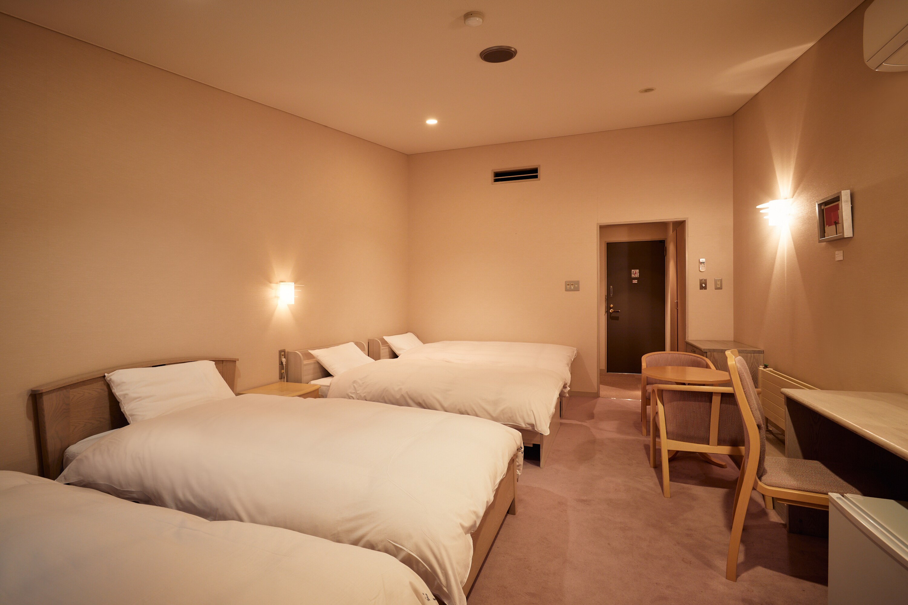 Western-style room (17 m2) (1-4 persons)