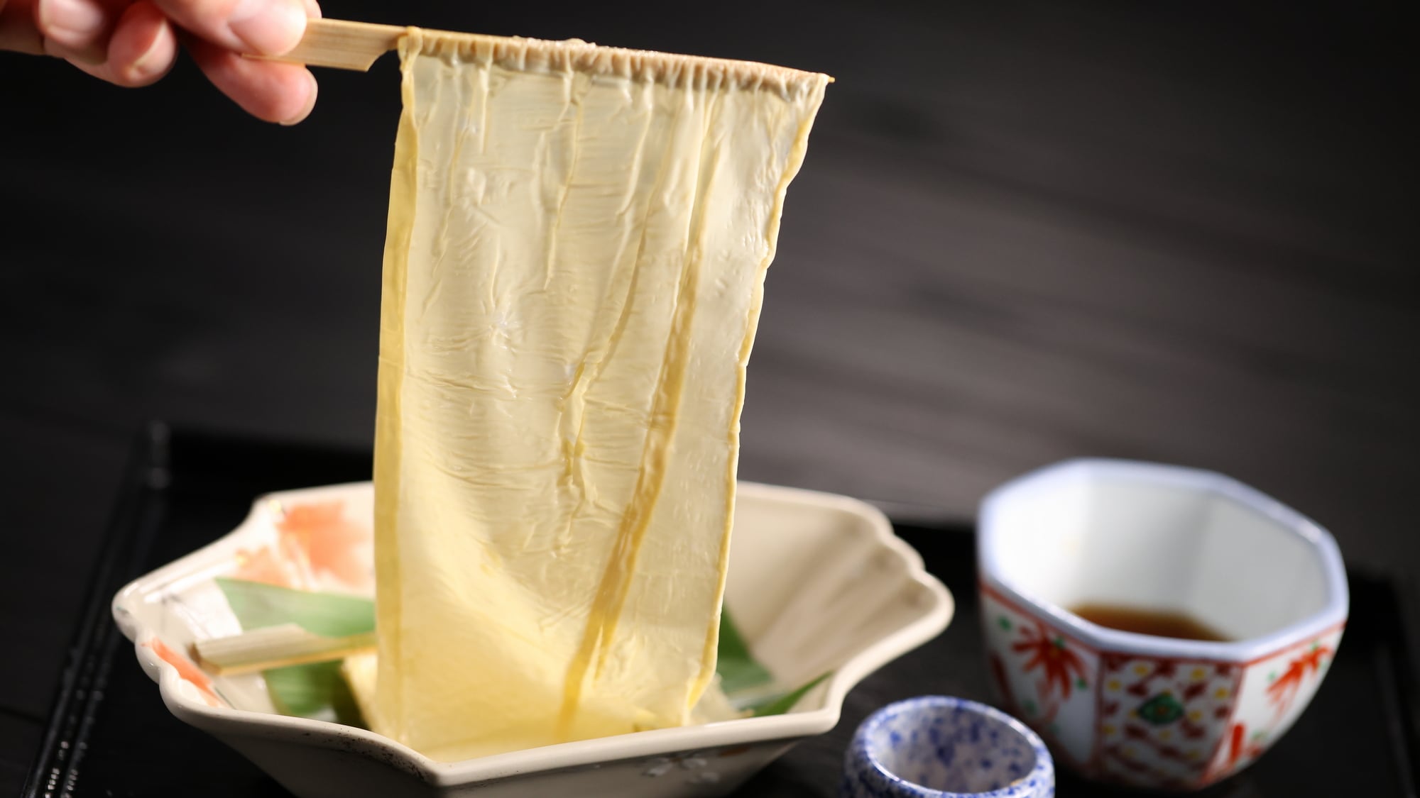 [Autumn 2026] Appetizer / Sansuirou's specialty "Homemade Pulled Tofu Skin". Served with condiments such as grated persimmon as desired.