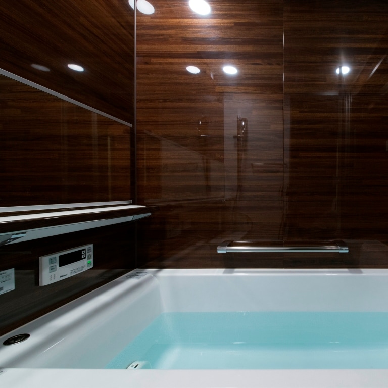 Deluxe Double & Twin Room Bathroom