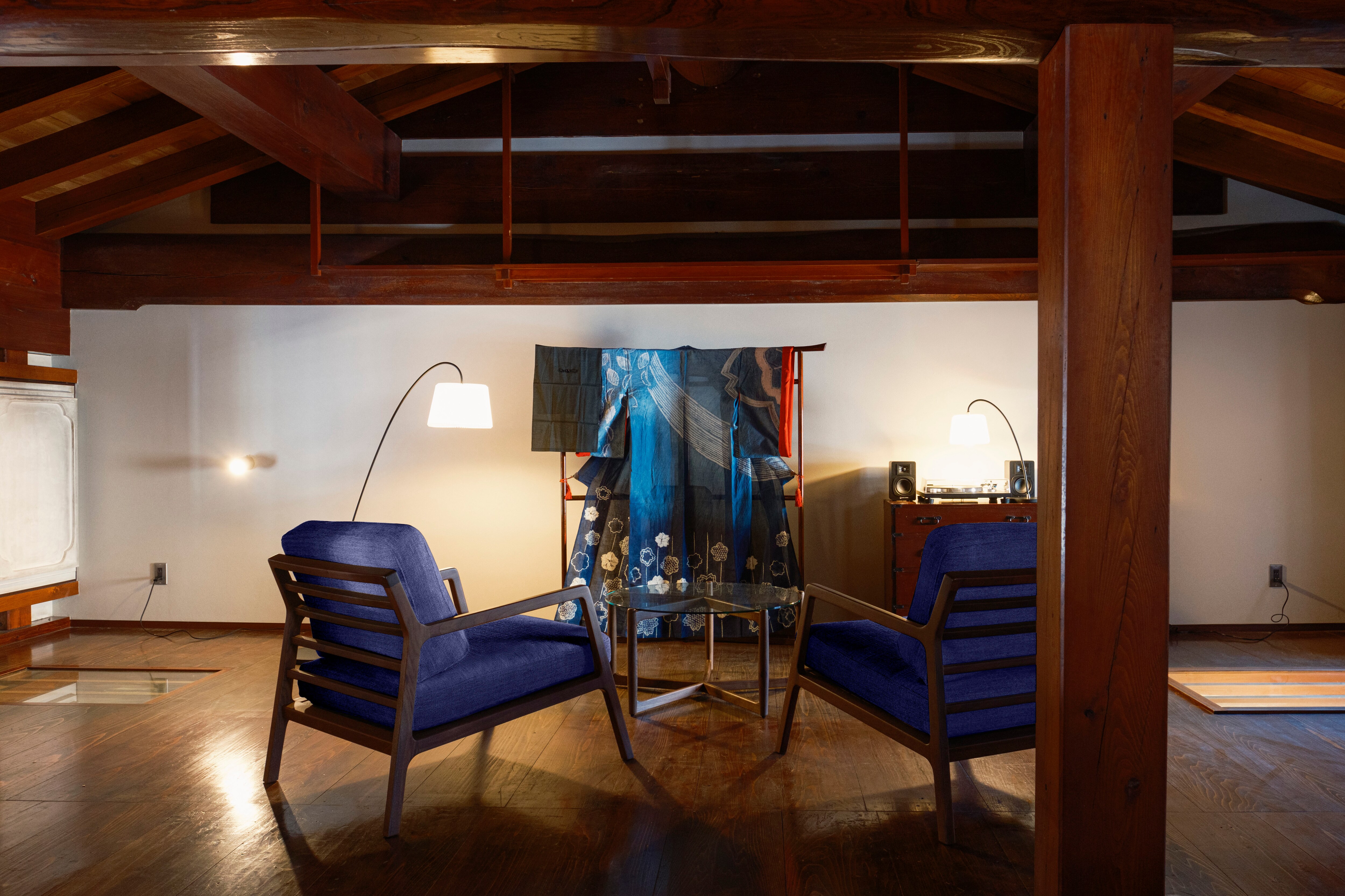 Suite dengan kostum Aizome | Bon Odori dipajang khusus di kamar tidur lantai dua yang menghadap ke balok dinamis gudang