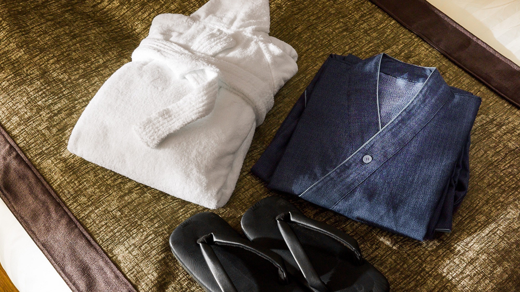 [Guest room clothing] Samue, bathrobes, and geta sandals in calming colors and designs are provided in all guest rooms.