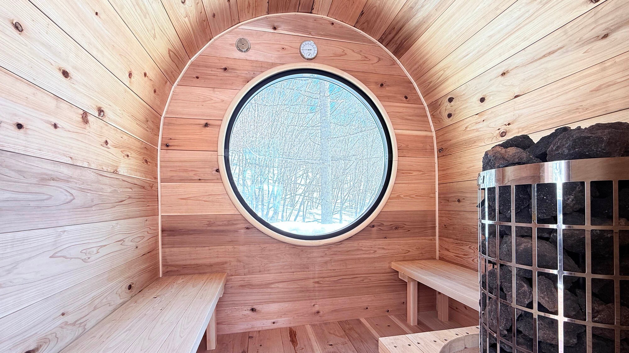 ・[ซาวน่าส่วนตัว] พร้อมเตาซาวน่ากำลังสูง ทิวทัศน์ธรรมชาติทอดยาวออกไปจากหน้าต่าง