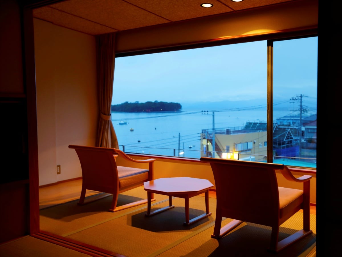 [Phòng được yêu thích nhất tại Tokiwaya] Một phòng kiểu Nhật rộng rãi với 10 chiếu tatami và hiên rộng, nơi bạn có thể thưởng thức cảnh hoàng hôn.