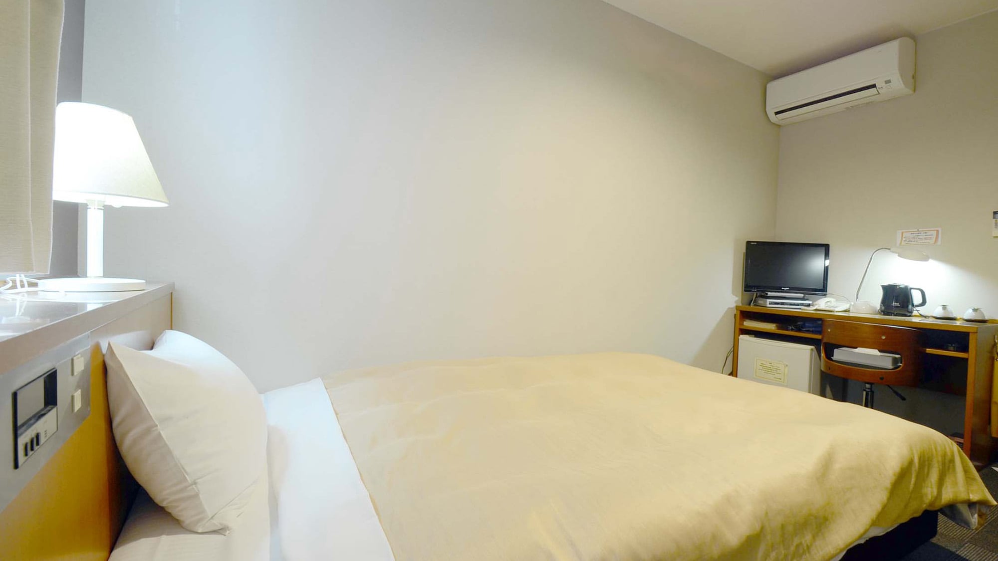 * Contoh kamar tamu (semi-double)