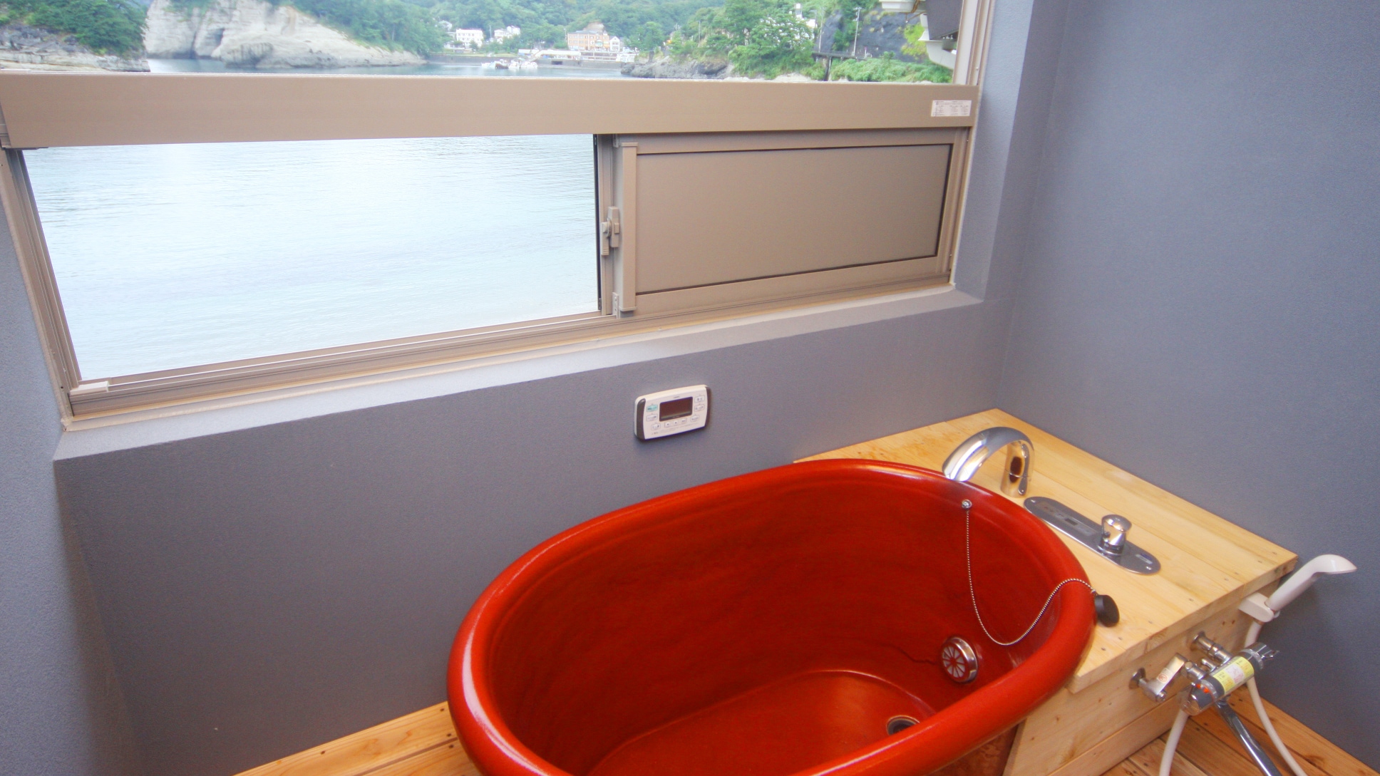 Seaport: Semi-open-air bath