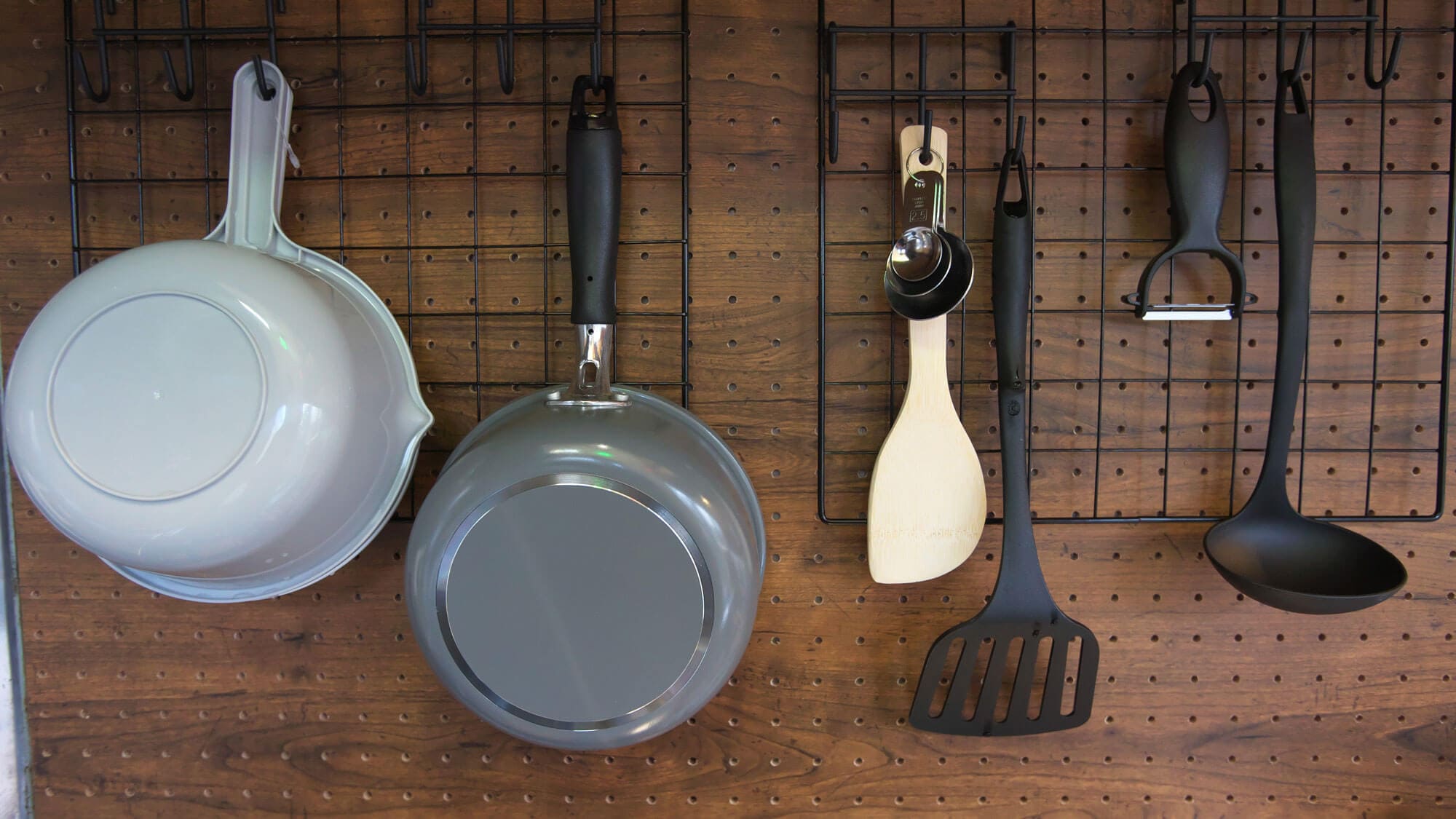 Frying pans and pots are provided.