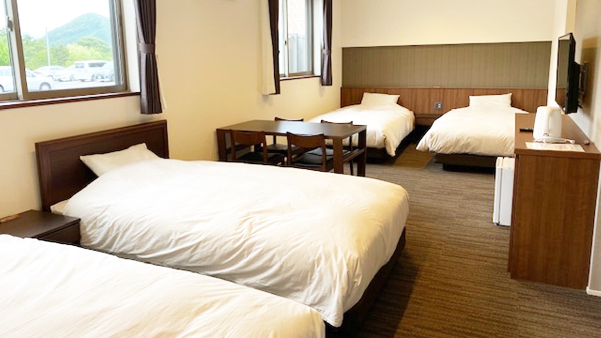 * [CREST ASAGO (quadruple room)] All rooms have semi-double beds and are equipped with Wi-Fi (free).