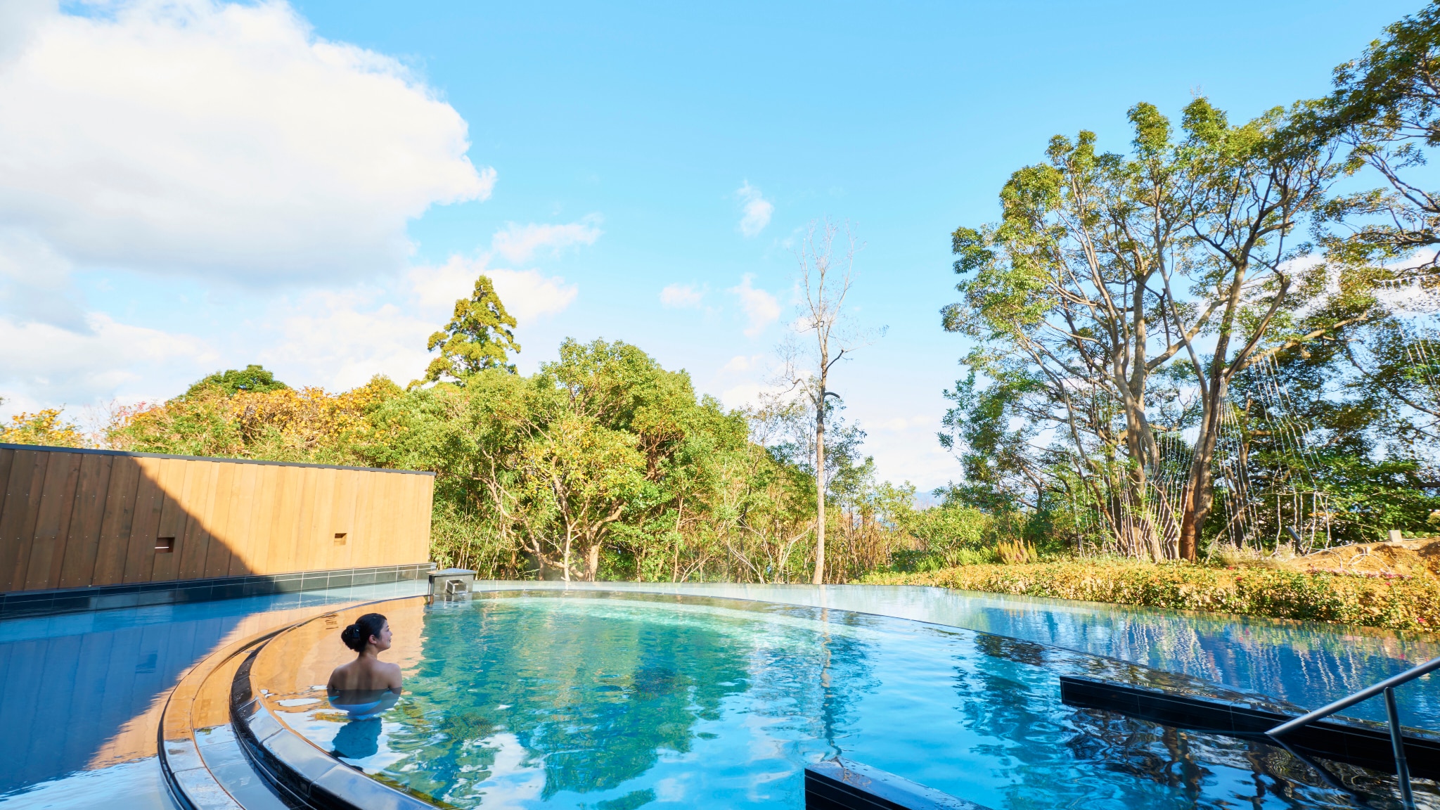 When you soak in the bath, you can enjoy a comfortable feeling of openness, and enjoy the scent of trees and the seasonal atmosphere reflected in the calm water surface.