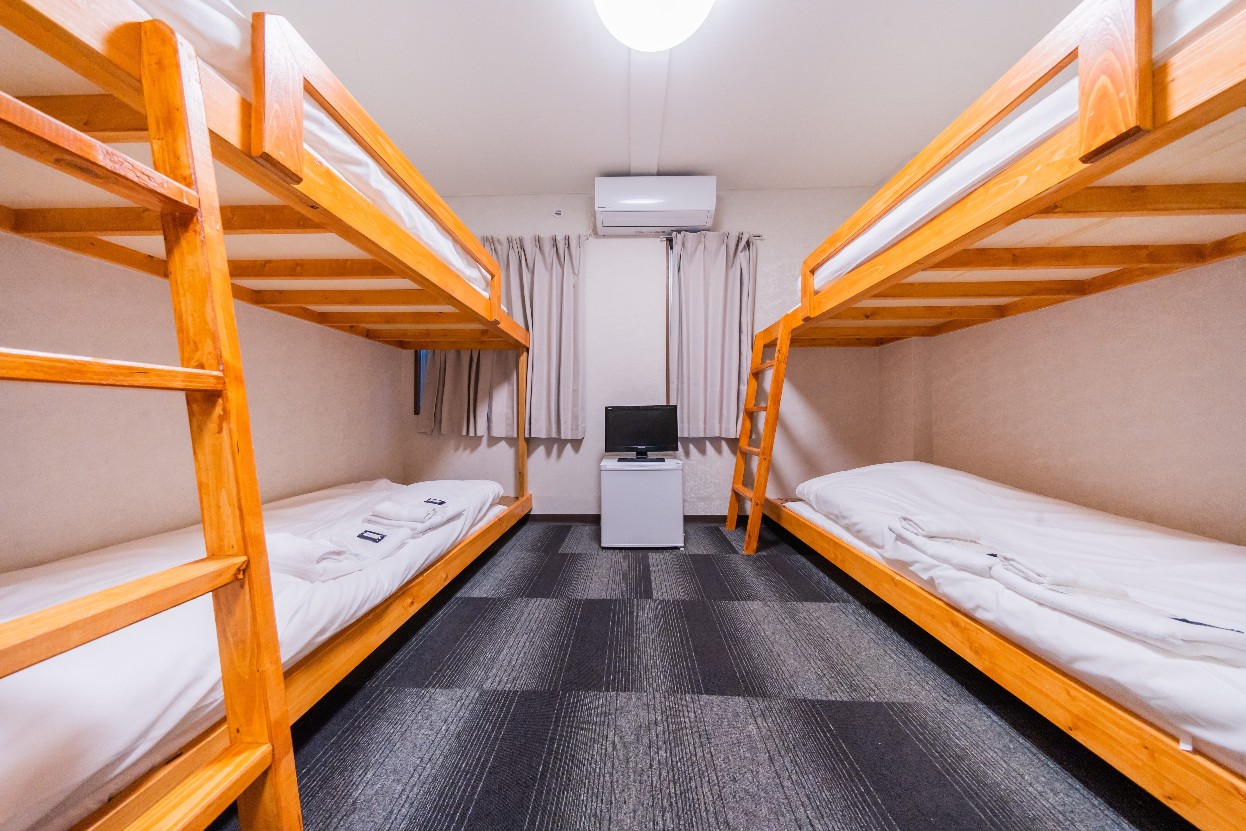 [2 bunk beds/shared shower/toilet] For 1-4 people
