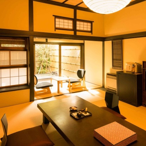 A relaxing room in a purely Japanese style. There is an open-air bath in the garden that gives a sense of freedom (example of a guest room)