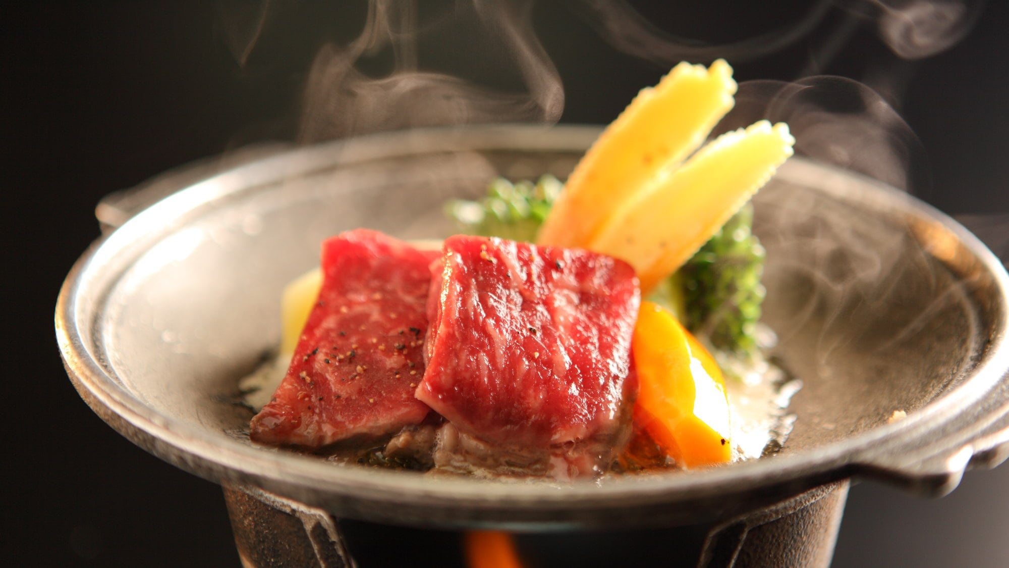  A special kaiseki meal using carefully selected high-quality ingredients from the delicious small amount "Ya Plan". This is Wagyu beef porcelain grilled on a ceramic plate.