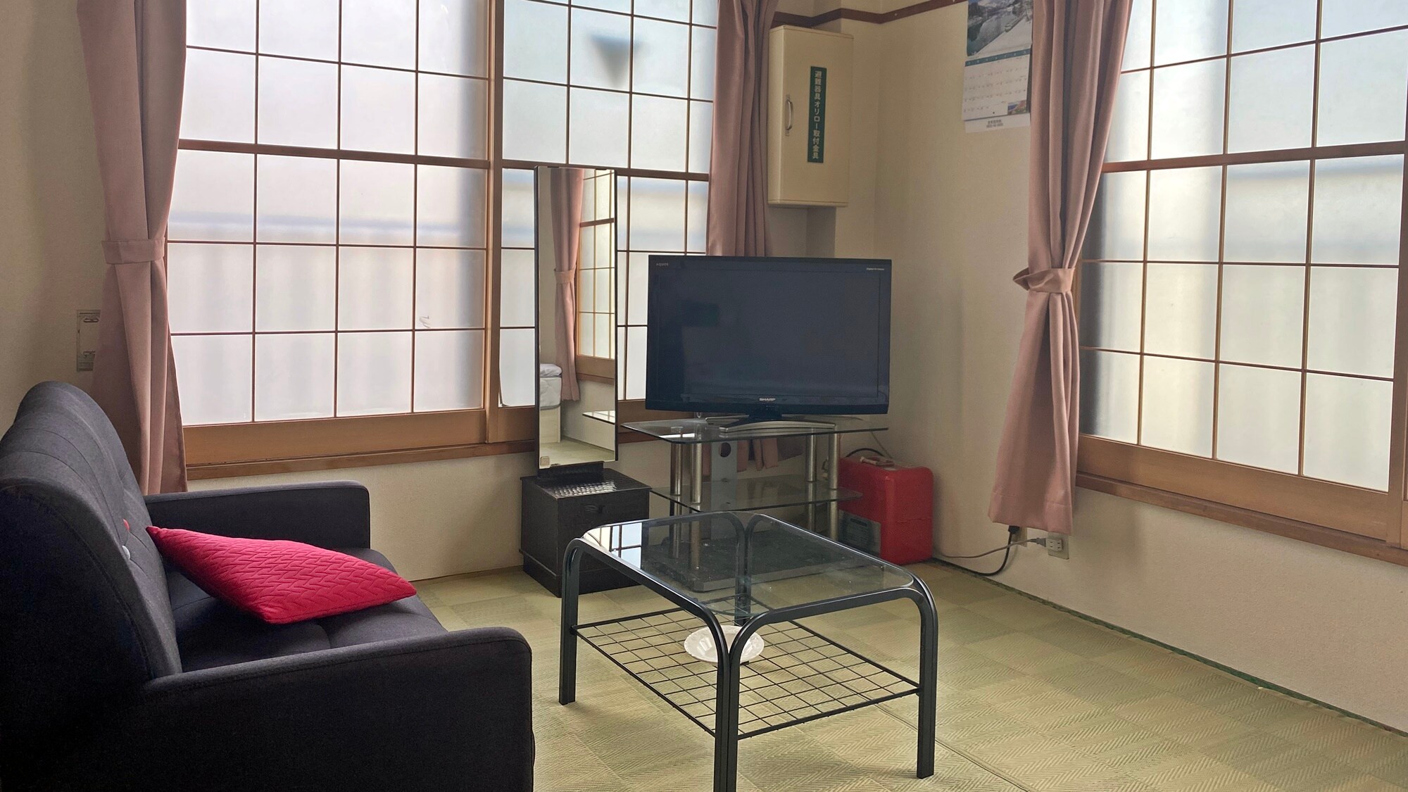 *[Example of guest room: Japanese-style room with 6 tatami mats] This room is suitable for both solo and double travelers. Recommended for both business and sightseeing.