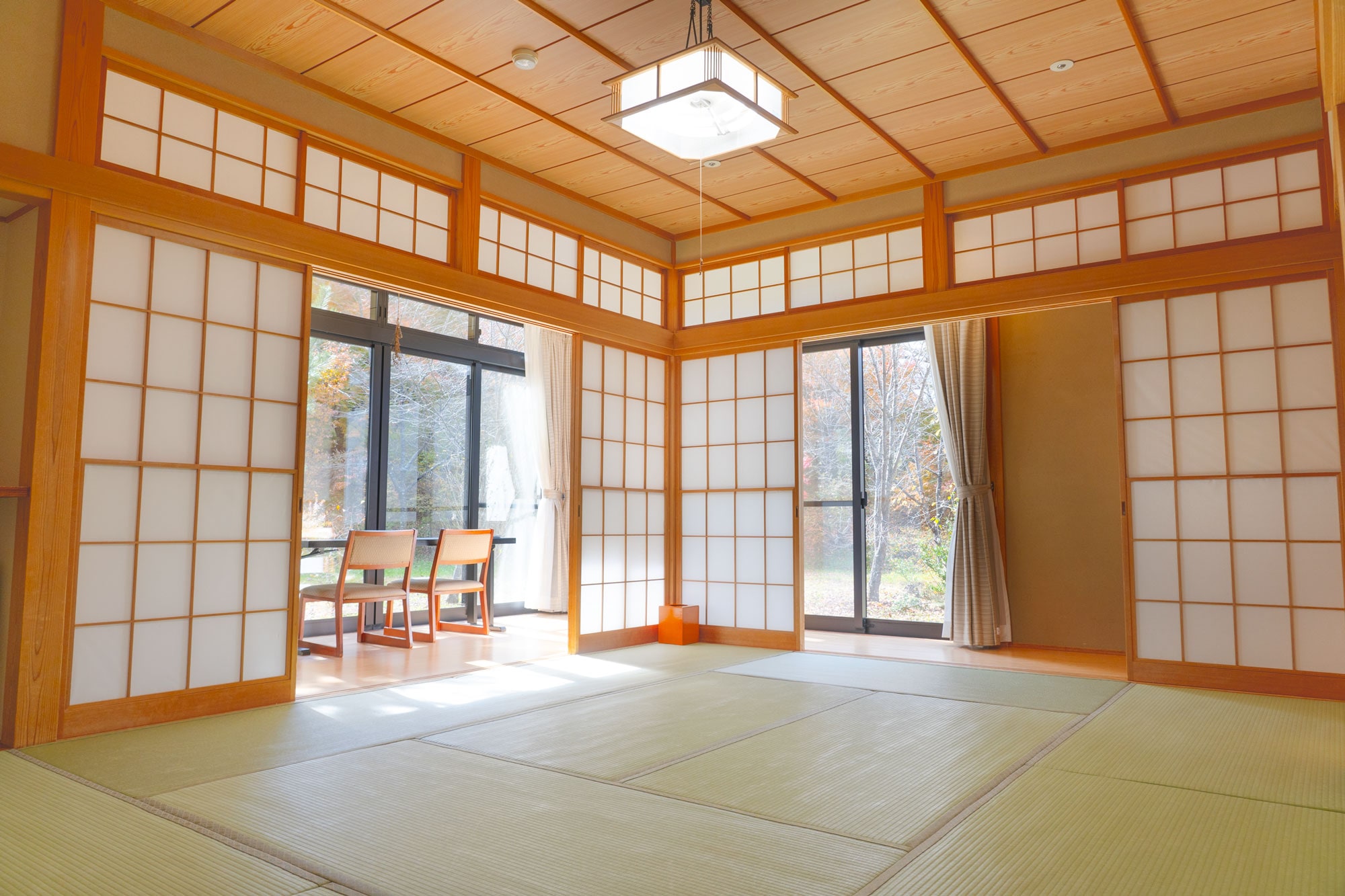 Guest room [Asagiri]. A Japanese-style room with 10 tatami mats and a spacious veranda. You can relax and unwind.