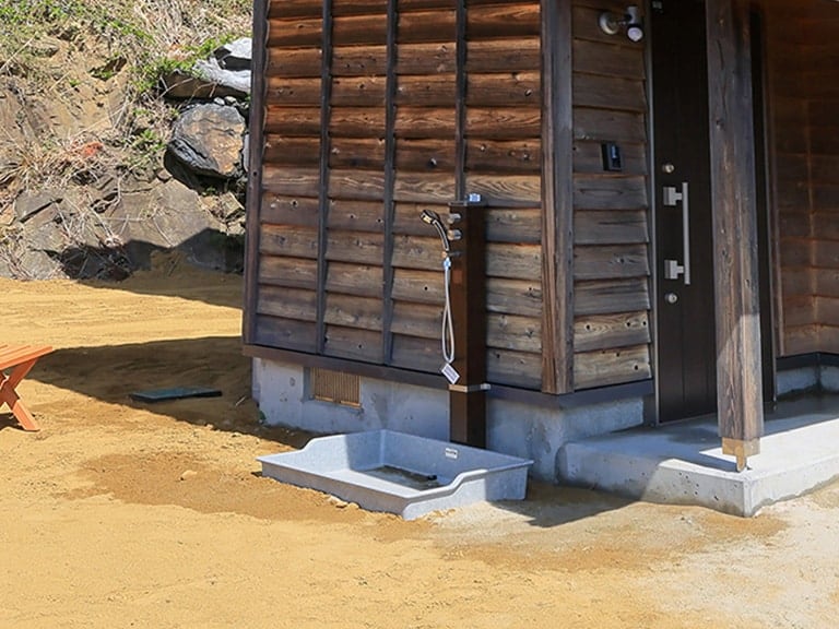 [อาคารพรีเมี่ยม] พื้นที่ล้างเท้าพร้อมฝักบัวน้ำอุ่น