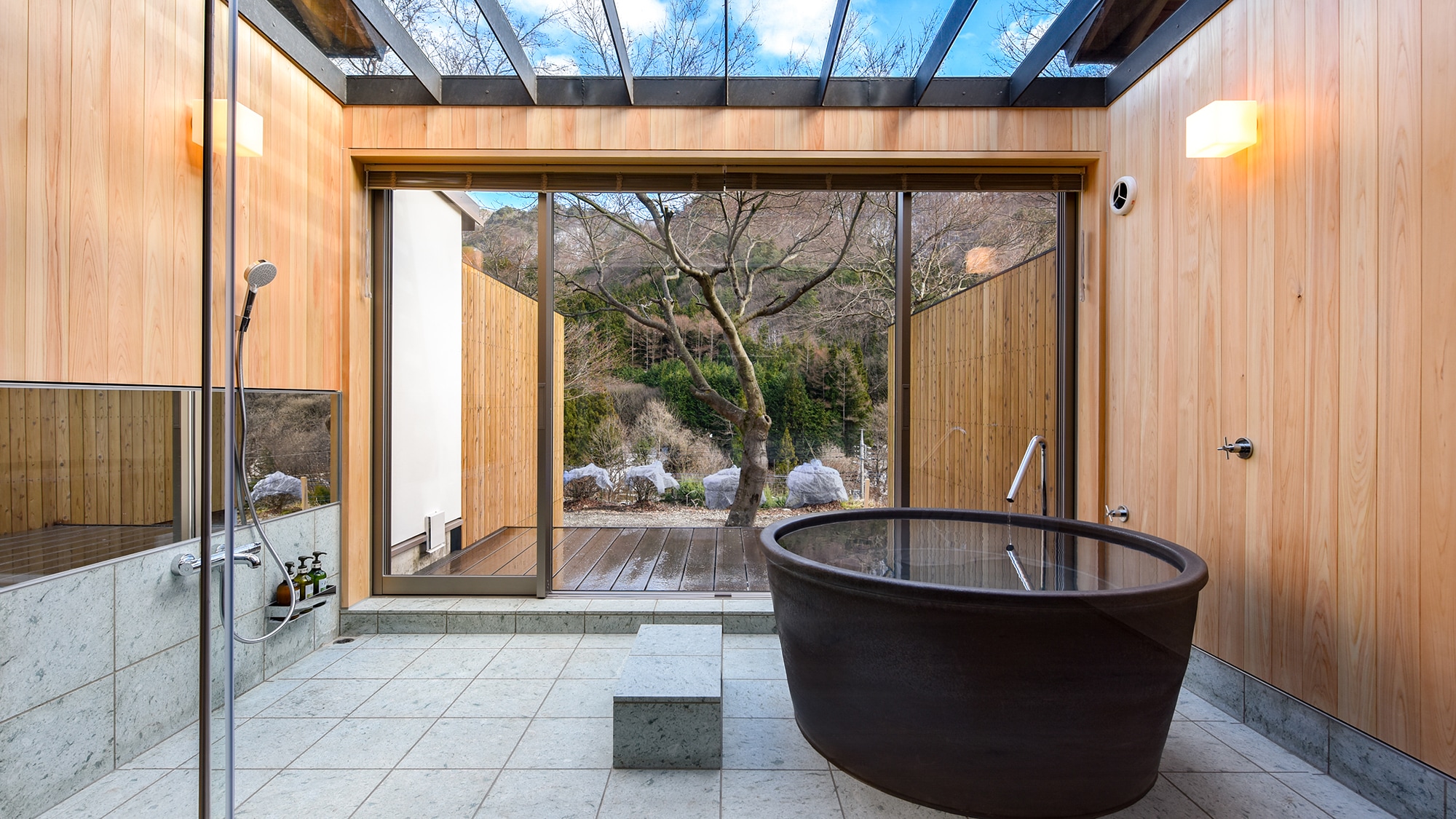 *Western-style double room/A semi-open-air bath where you can fully enjoy the changing seasons of the garden and Mount Hotaka