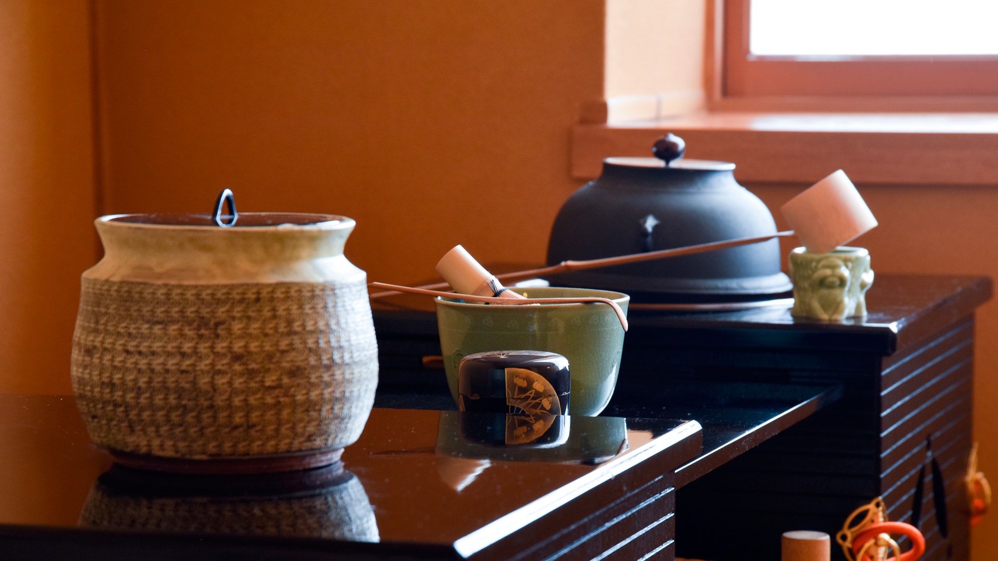 [Suite Tempat Tidur Premier, Daphne Odora] Ruang kamar teh Kami memiliki pilihan peralatan teh yang dipilih dengan cermat.