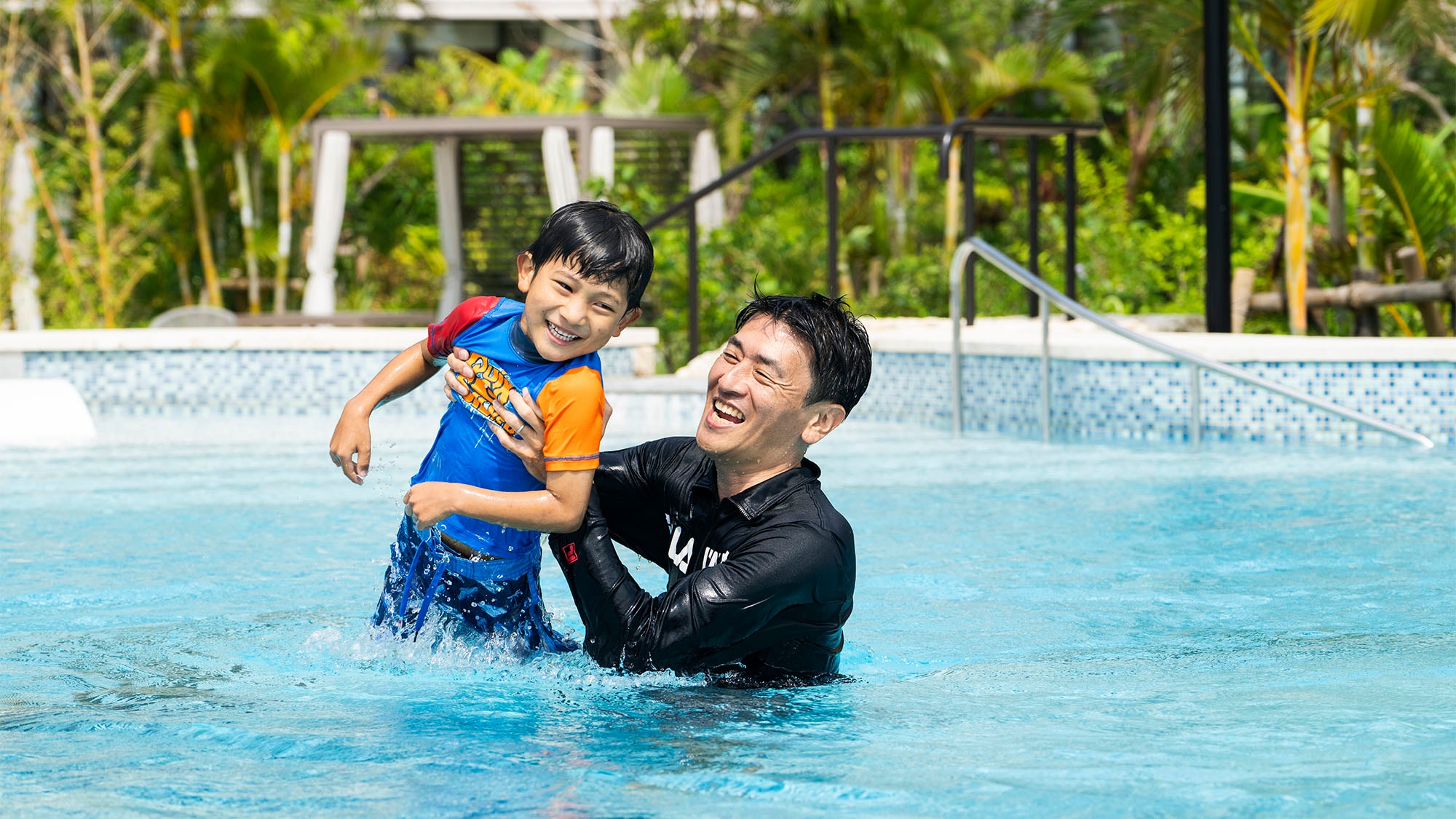 [สระว่ายน้ำกลางแจ้ง] สระว่ายน้ำกลางแจ้ง 3 สระ แบ่งเป็นครอบครัว เด็ก และผู้ใหญ่