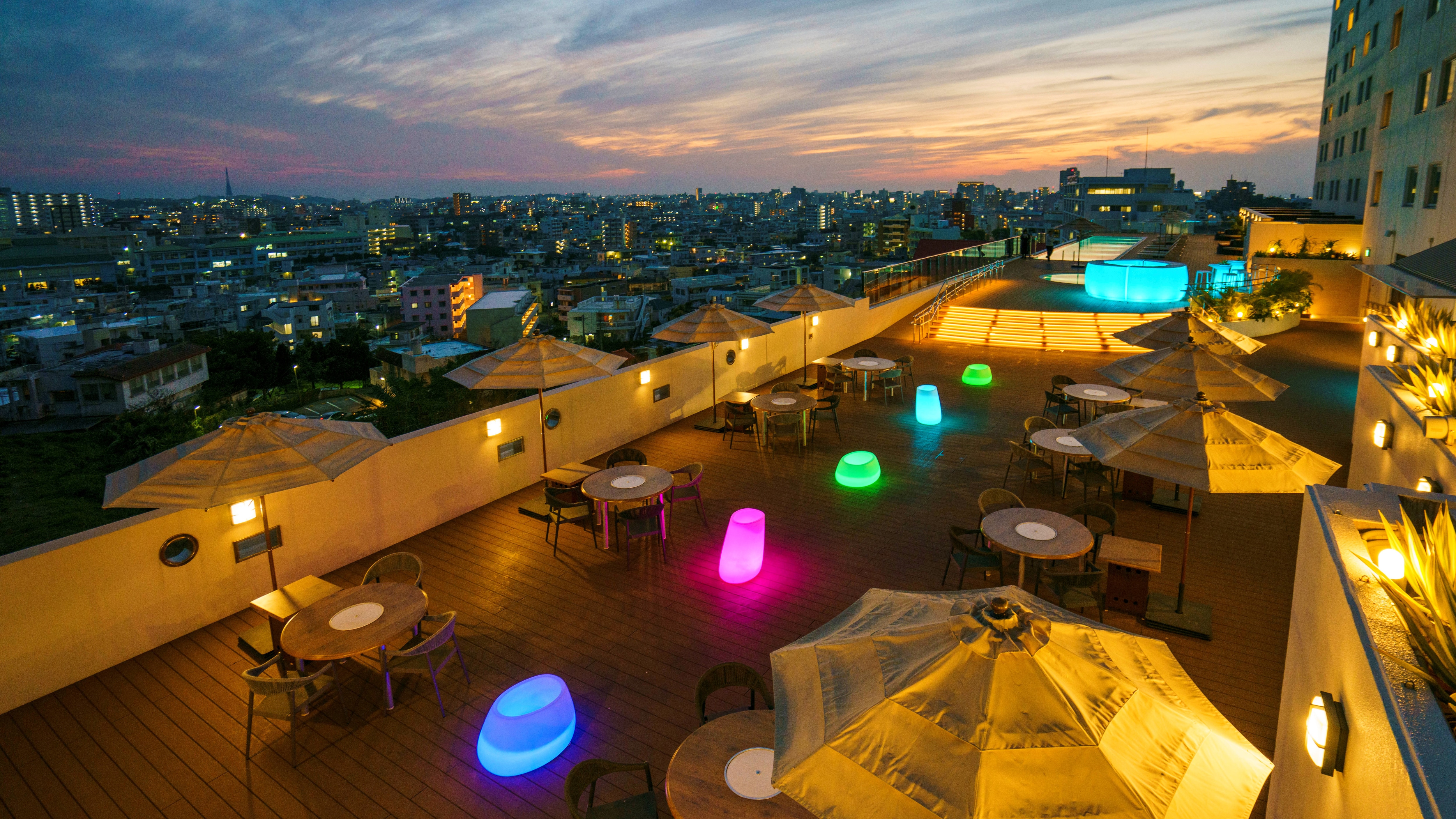 [BBQ TERRACE] Even though you're in the city, the changing of the evening sky and the stars, and the pleasant breeze will make you feel like you're at a resort.