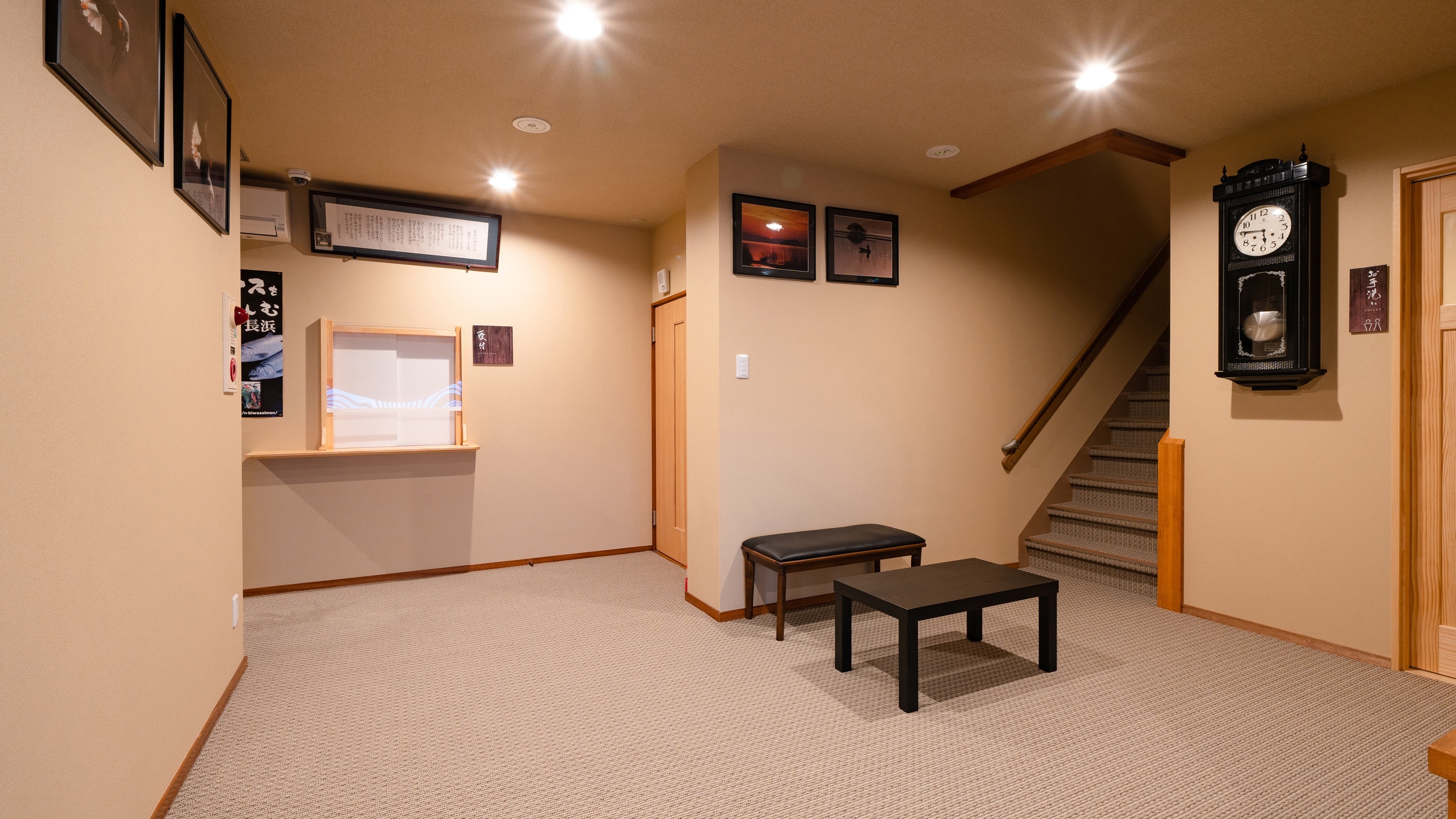 *[Entrance lobby] Welcome! Please spend a relaxing time in our quiet inn.