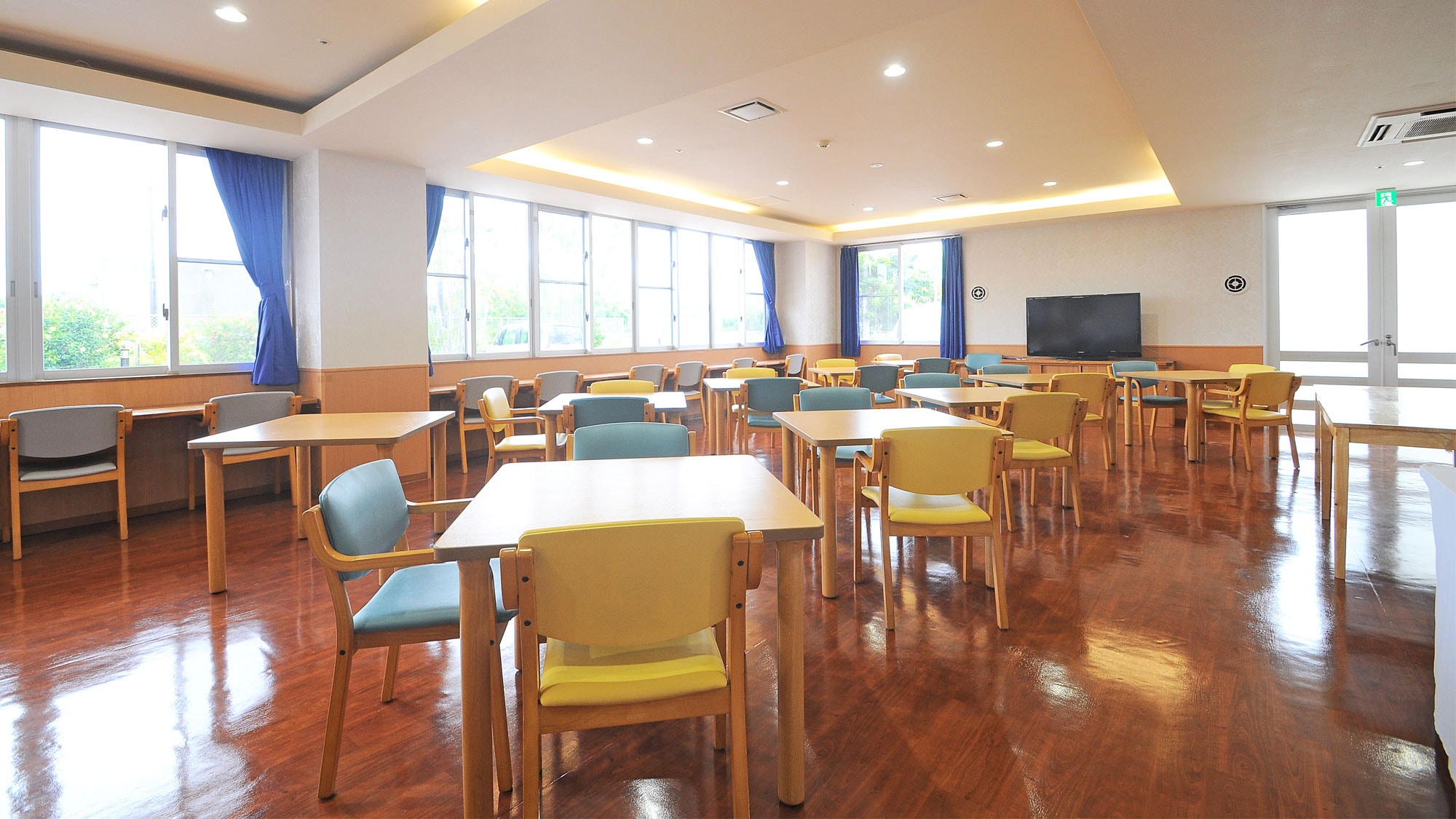 [Breakfast venue] A bright and open atmosphere.