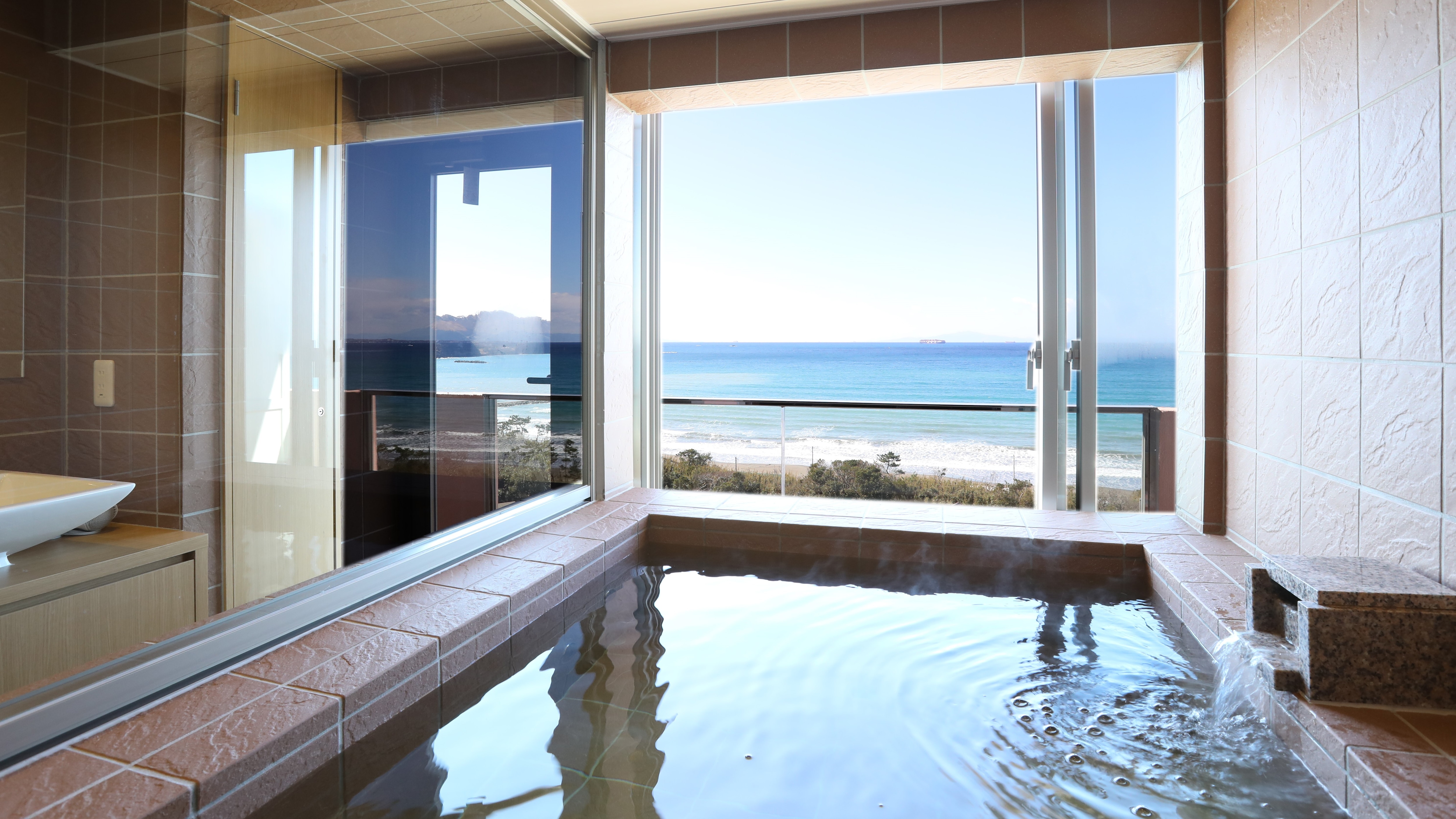 11 guest rooms with semi-open-air baths