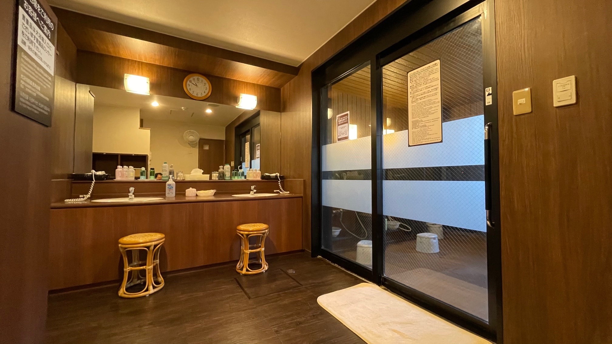 Large communal bath (dressing room)