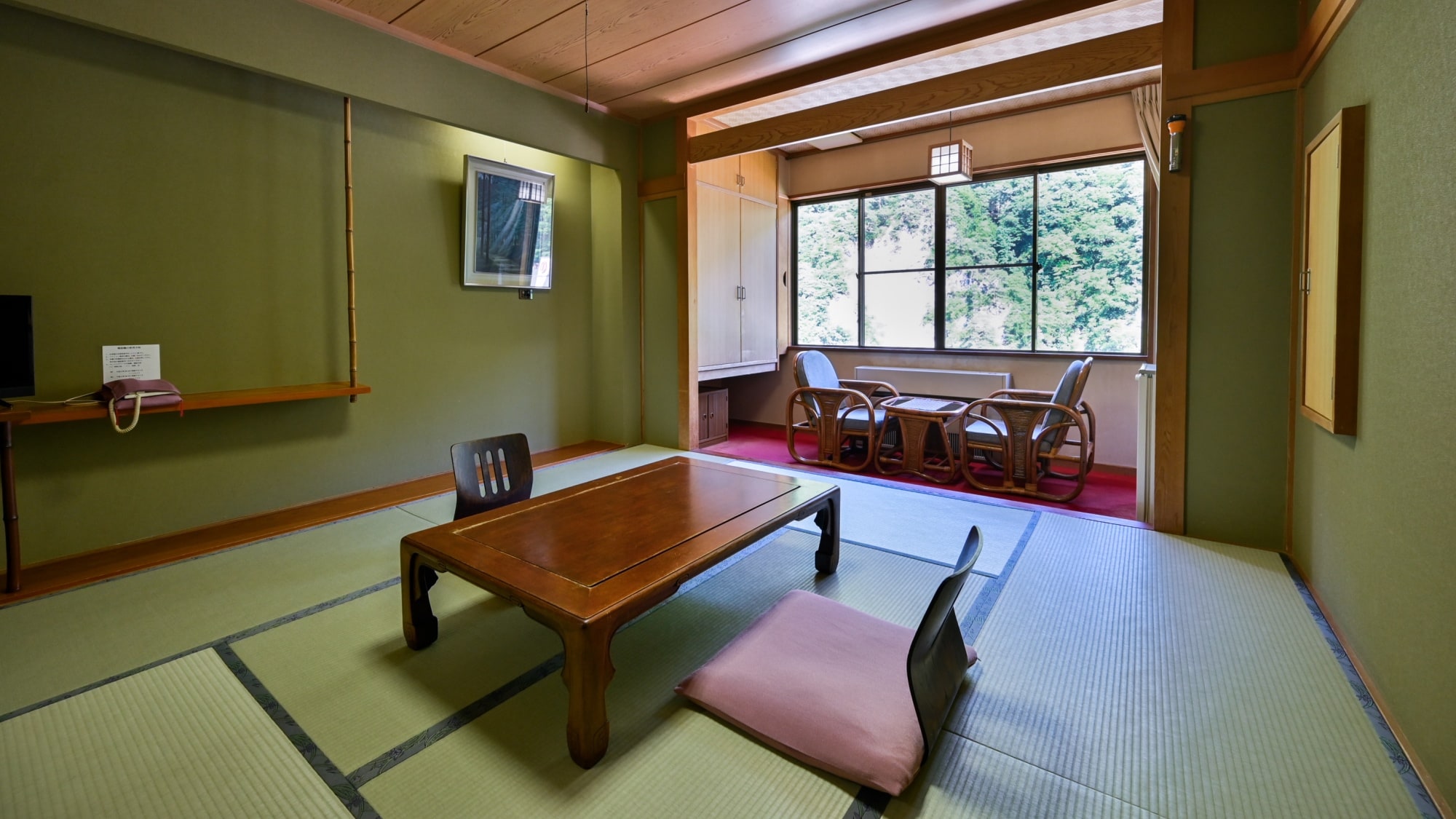 [Example of an 8-tatami Japanese-style room] This is an 8-tatami Japanese-style room with a great view of the valley.